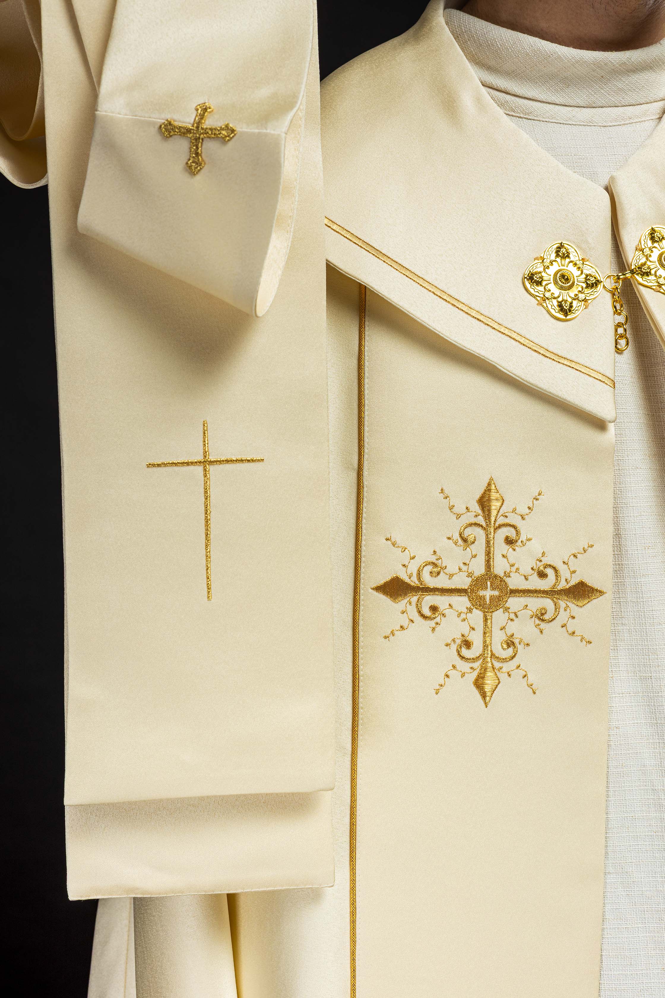 Kapa liturgiczna haftowana ecru - ORNATY.PL