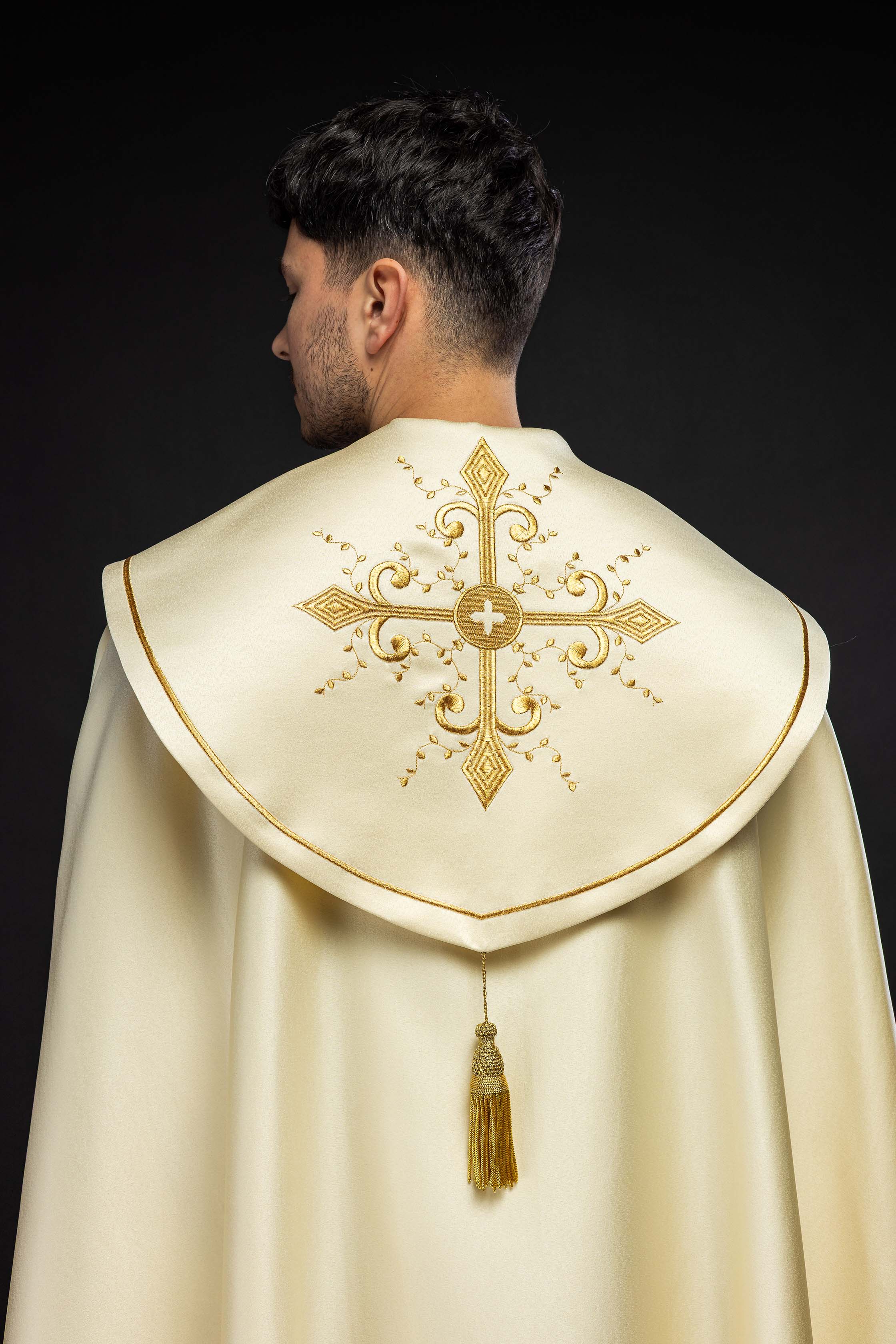 Kapa liturgiczna haftowana ecru - ORNATY.PL