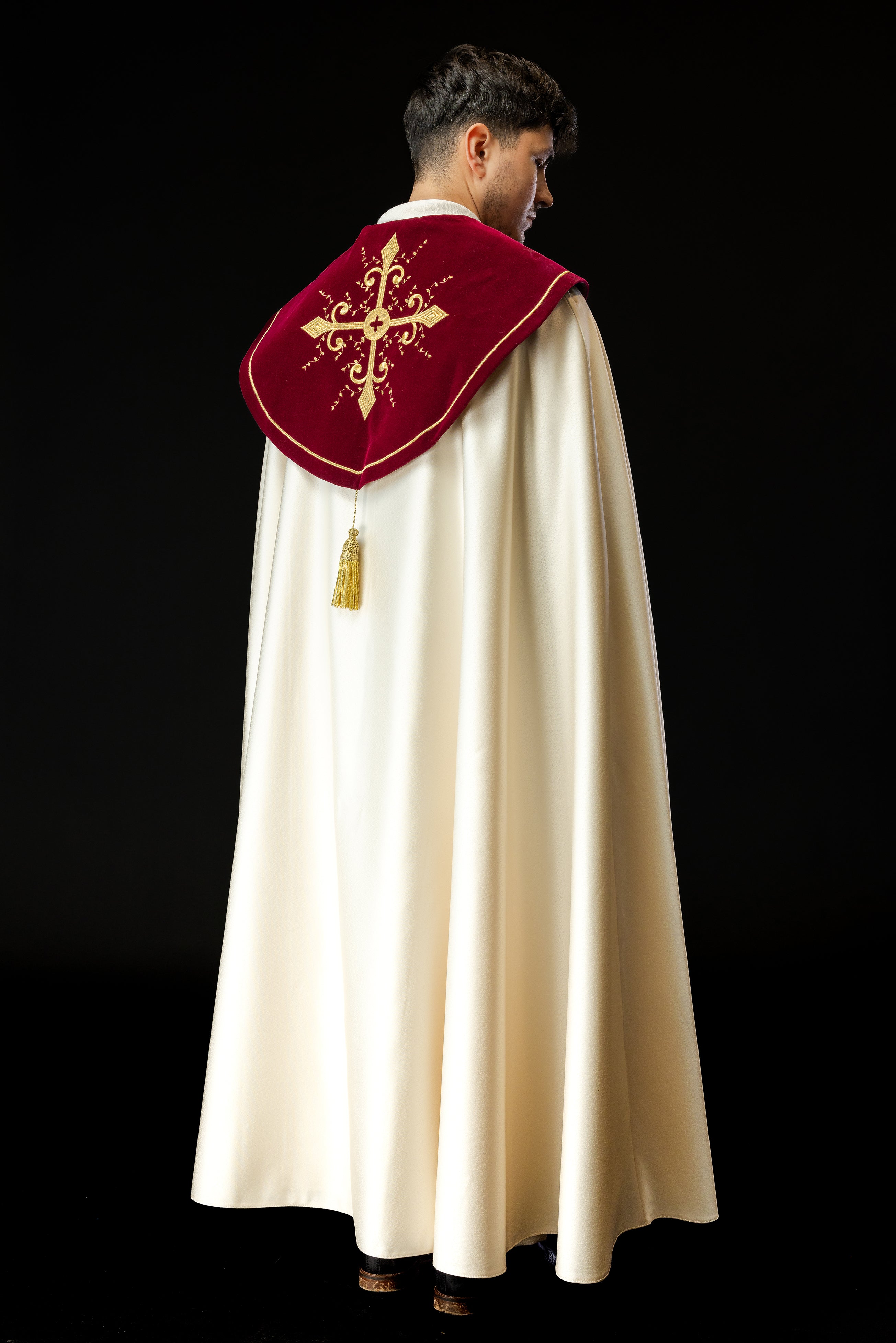 Kapa liturgiczna haftowana z bordowym pasem - ORNATY.PL