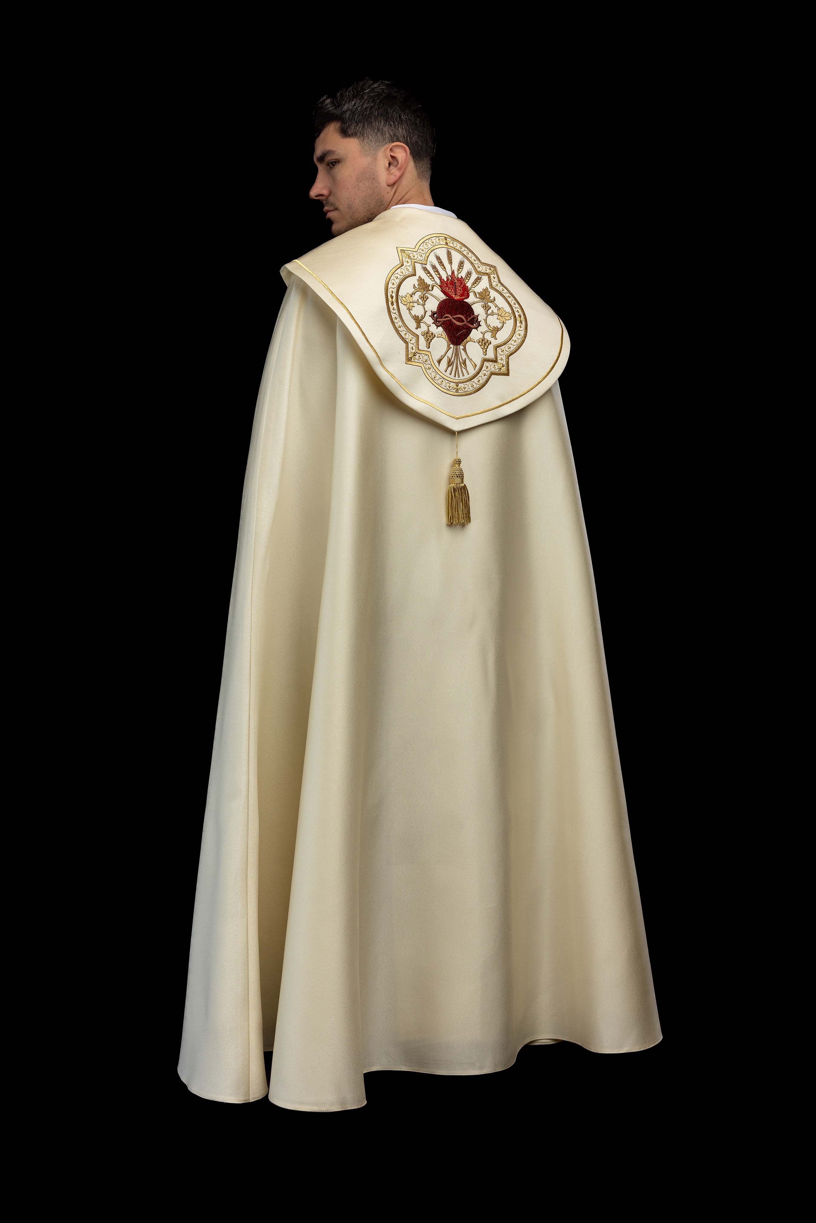 Kapa liturgiczna z haftem Najświętszego Serca Jezusa