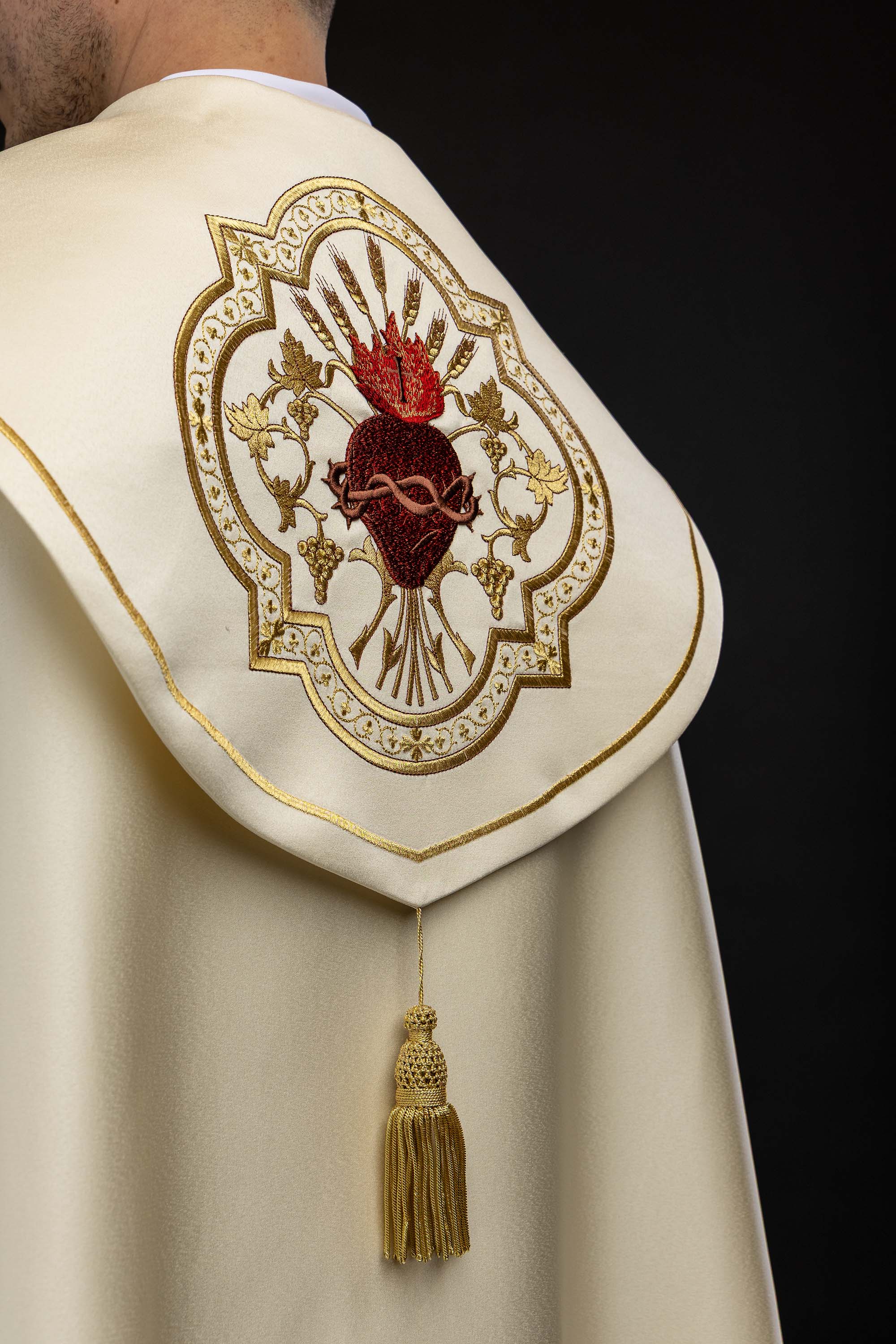 Kapa liturgiczna z haftem Najświętszego Serca Jezusa
