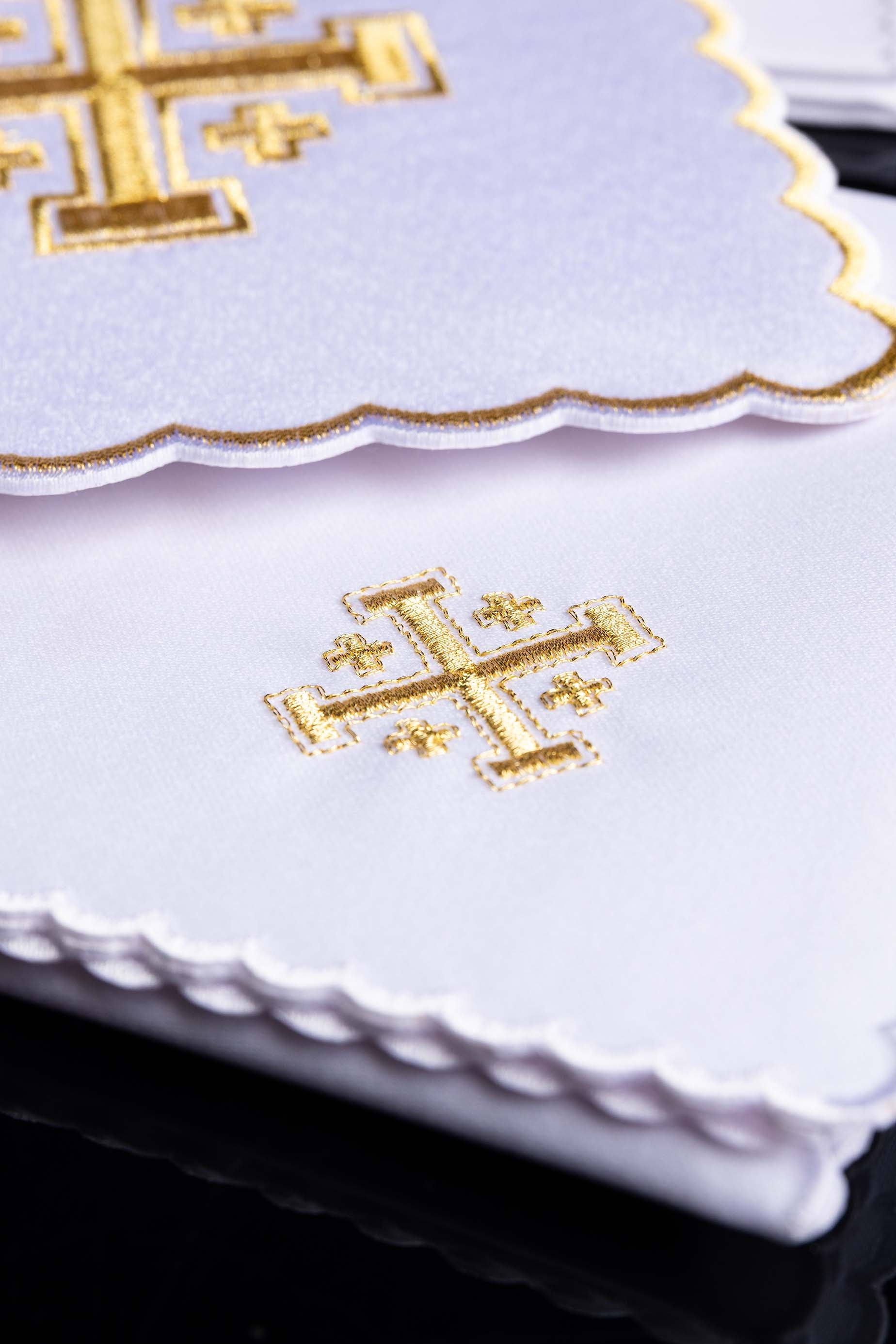 komplet kielichowy z haftem krzyża biały - ORNATY.PL