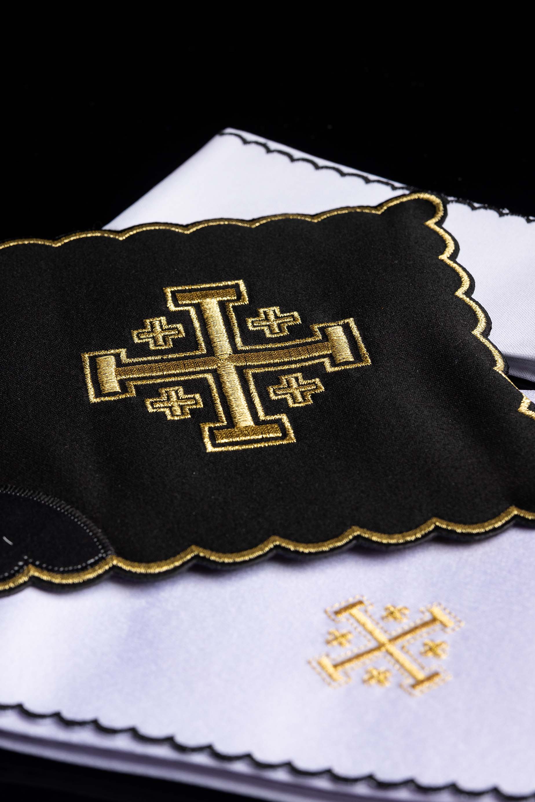 Bielizna kielichowa czarna z haftem Krzyż Jerozolimski - ORNATY.PL