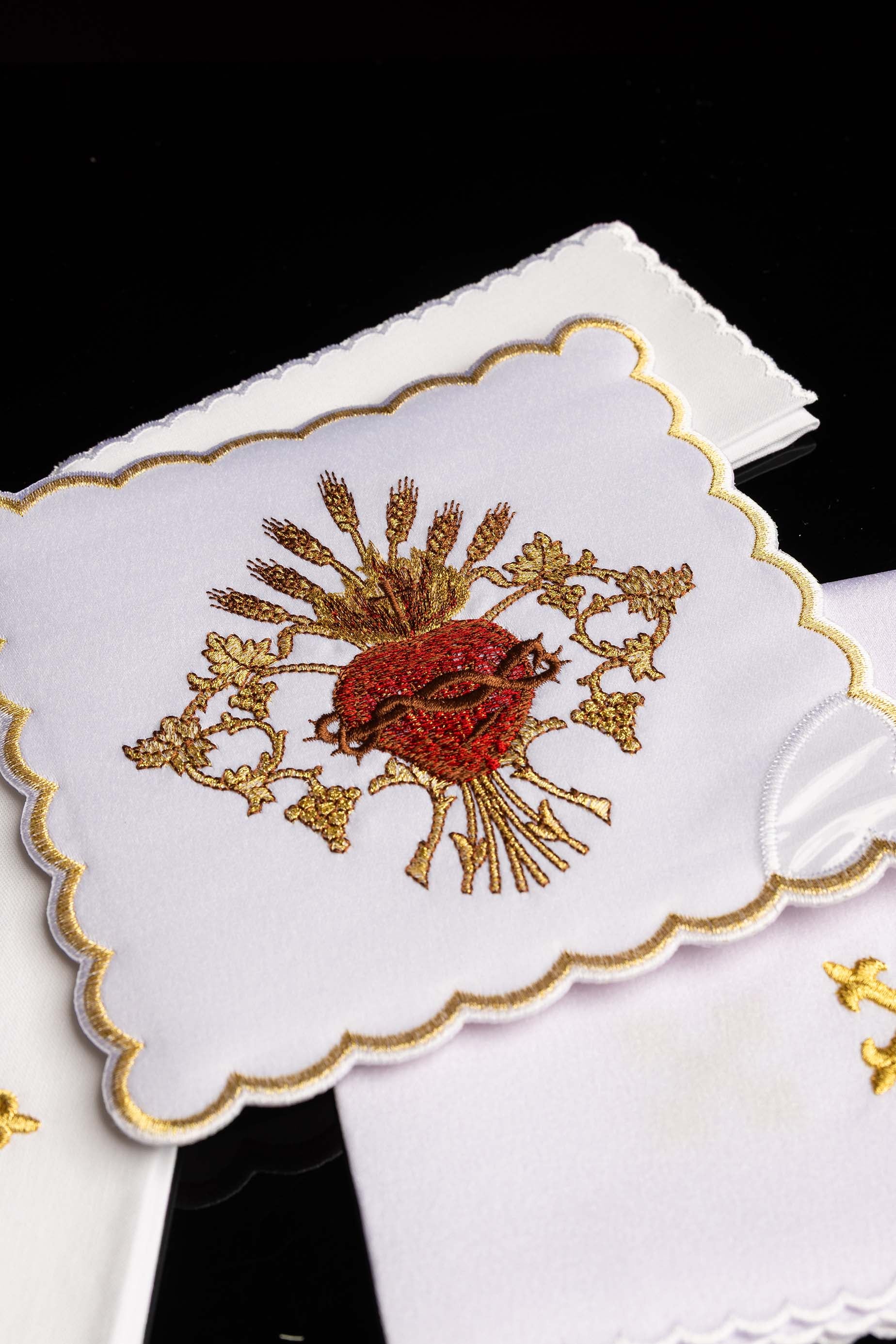 Bielizna kielichowa haftowana z Sercem Pana Jezusa - ORNATY.PL