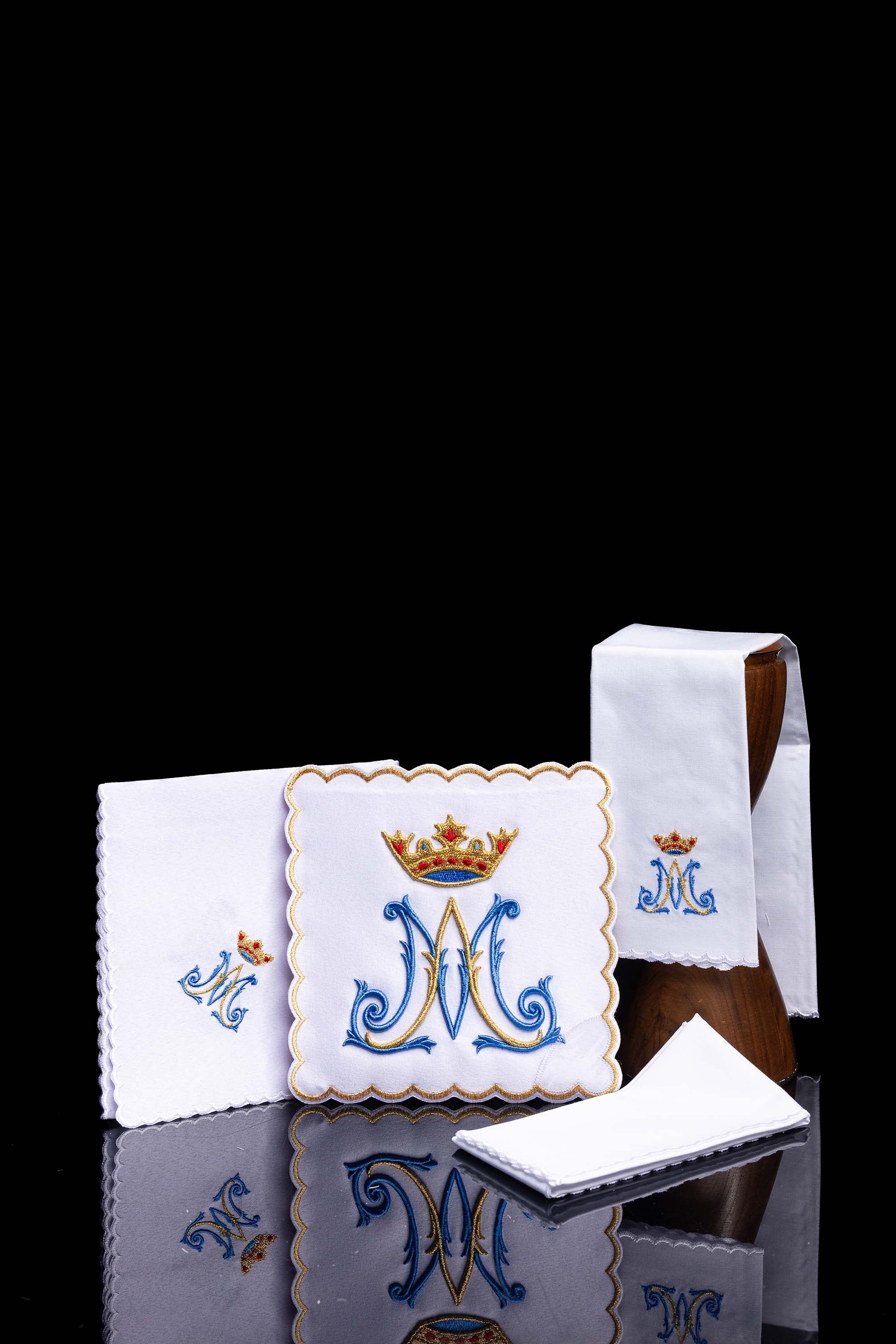 Bielizna kielichowa haftowana z Motywem Maryjnym - ORNATY.PL