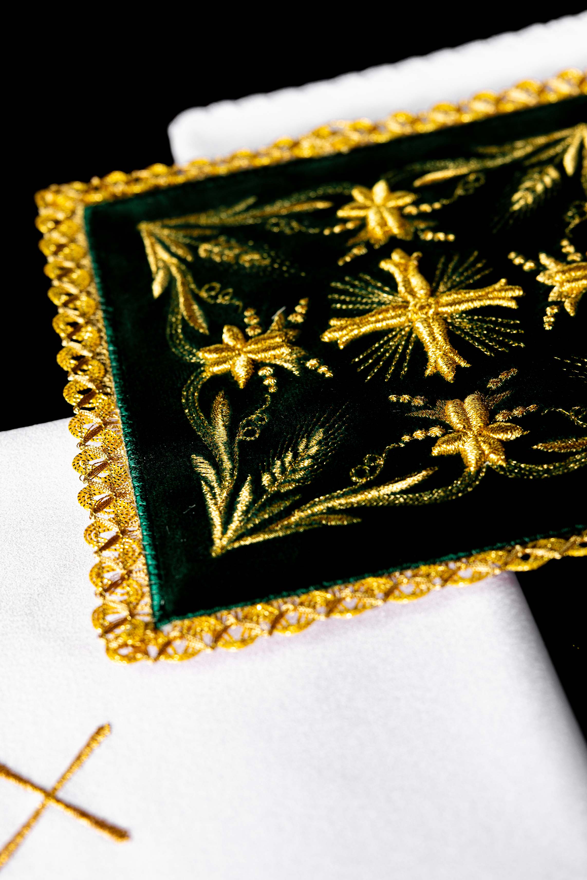 Bielizna kielichowa haftowana aksamitna Zielona