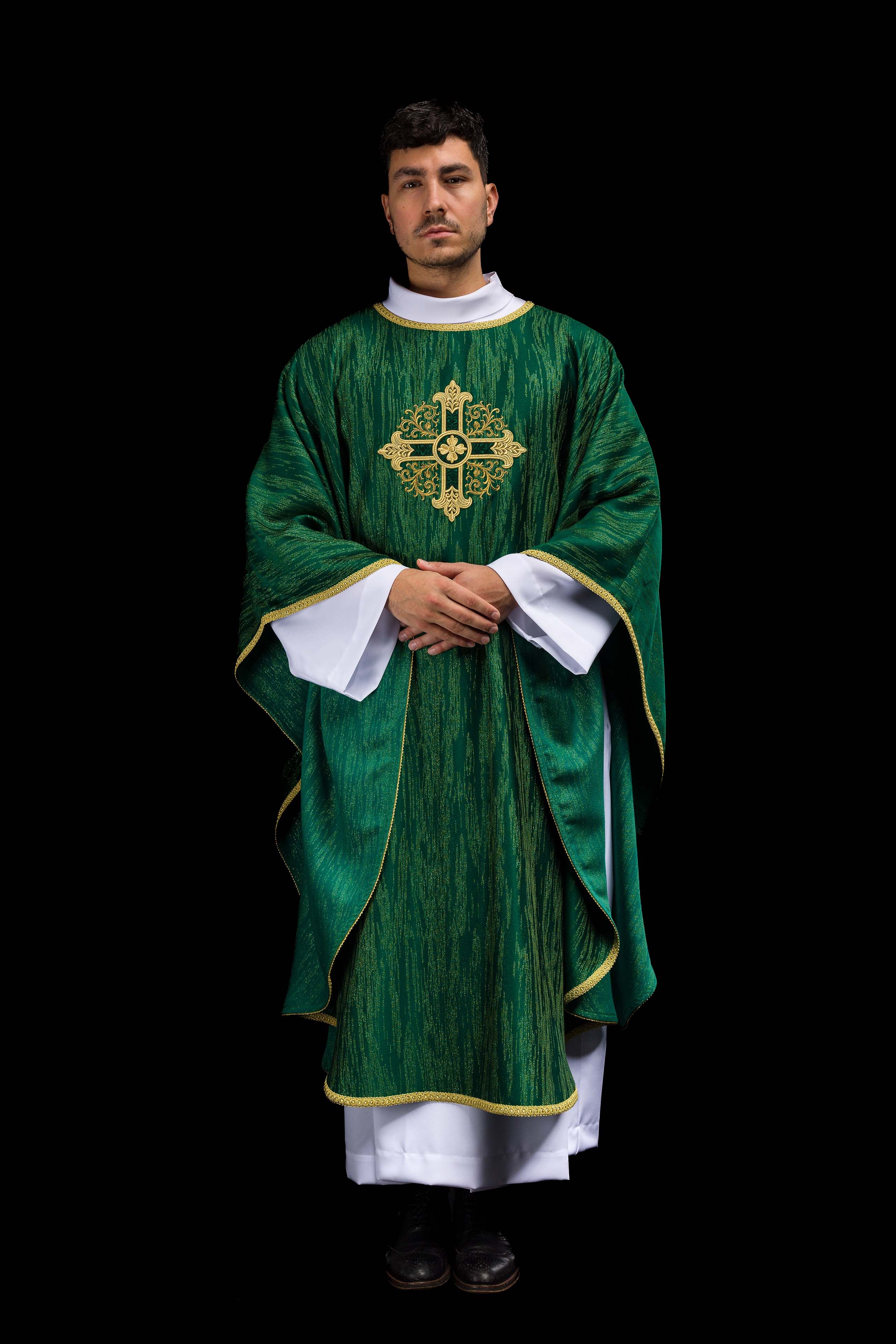 Zielony ornat z haftowanym motywem krzyża na ozdobnej tkaninie