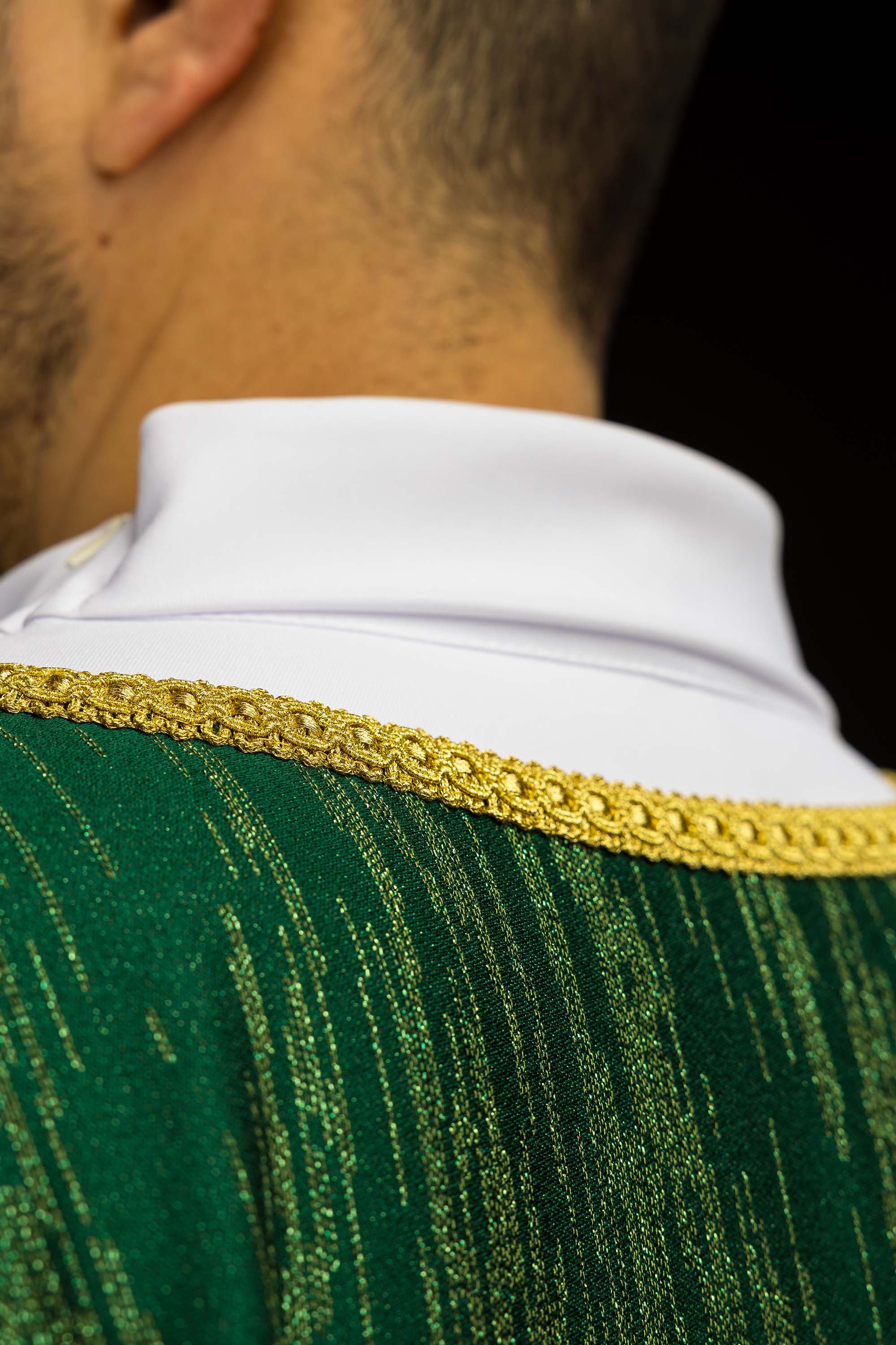 Zielony ornat z haftowanym motywem krzyża na ozdobnej tkaninie