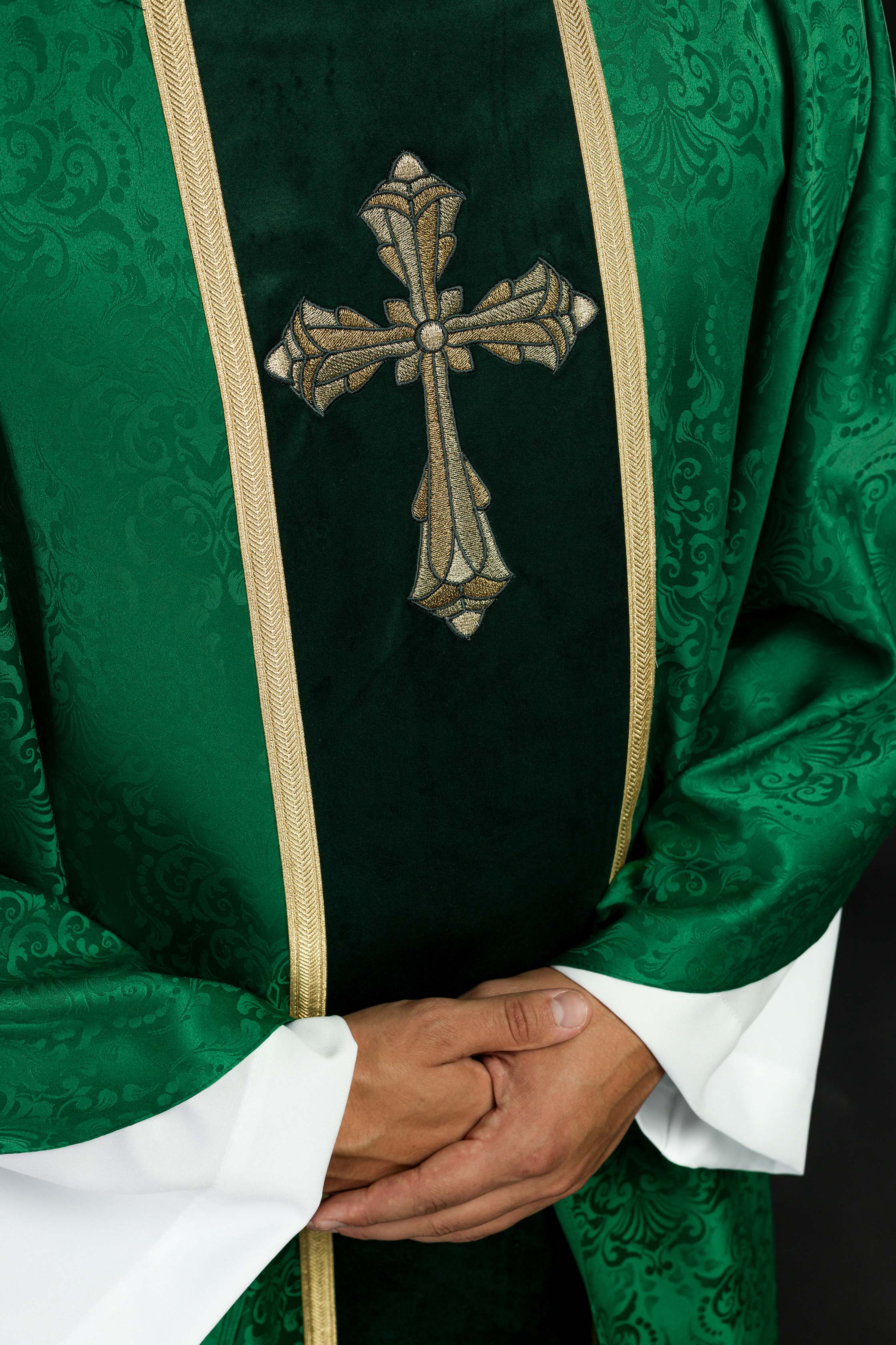 Ornat liturgiczny zielony z pasem i haftem krzyża na tkaninie żakardowej