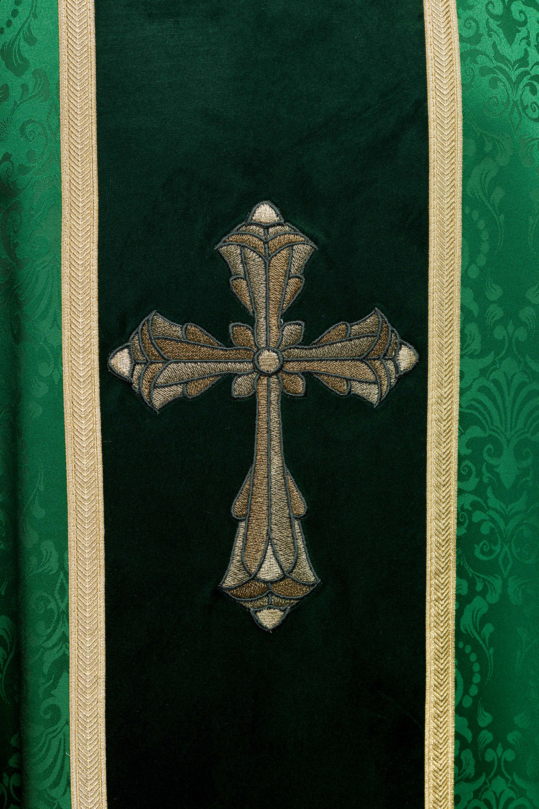 Ornat liturgiczny zielony z pasem i haftem krzyża na tkaninie żakardowej