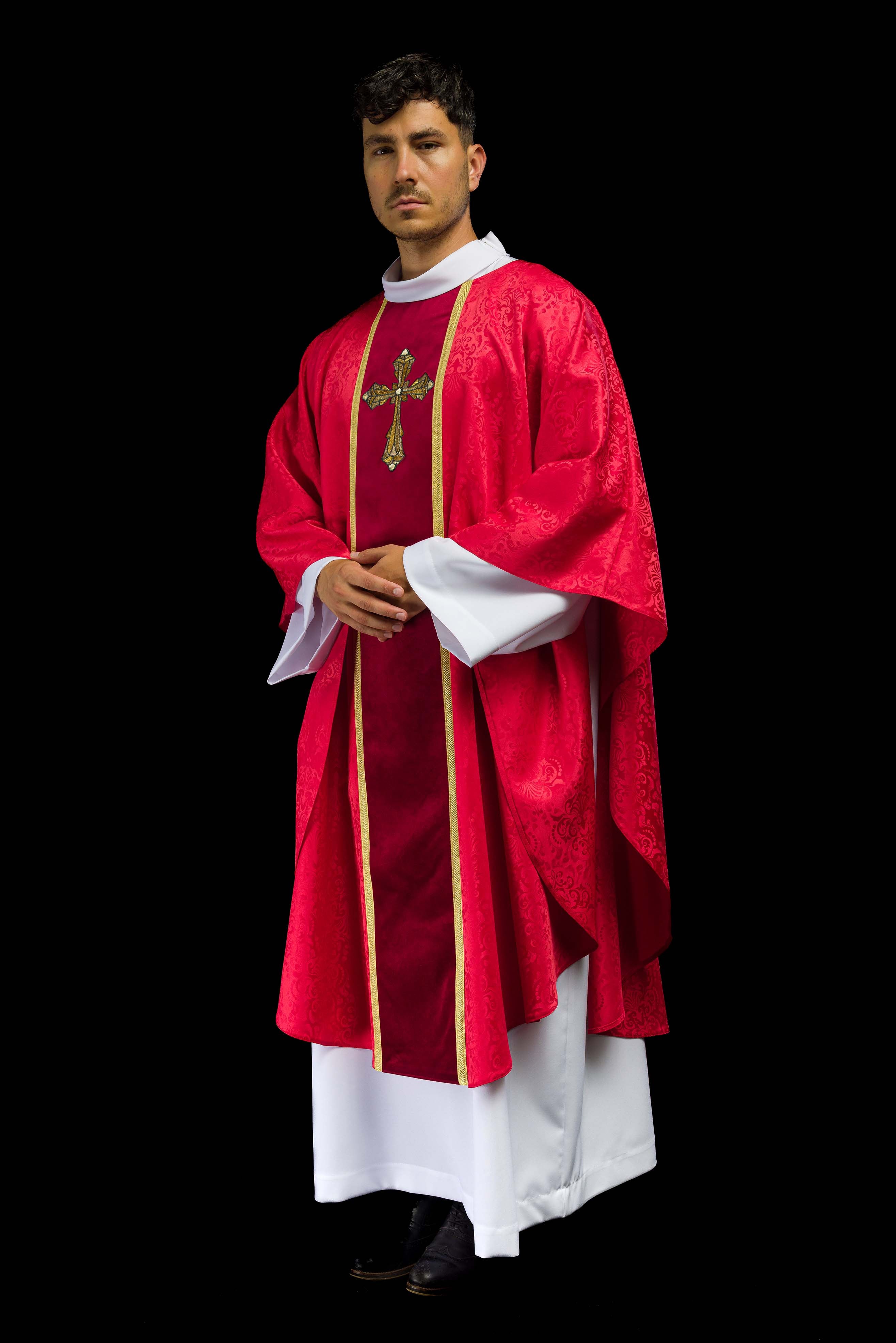 Ornat liturgiczny czerwony z pasem i haftem krzyża na tkaninie żakardowej