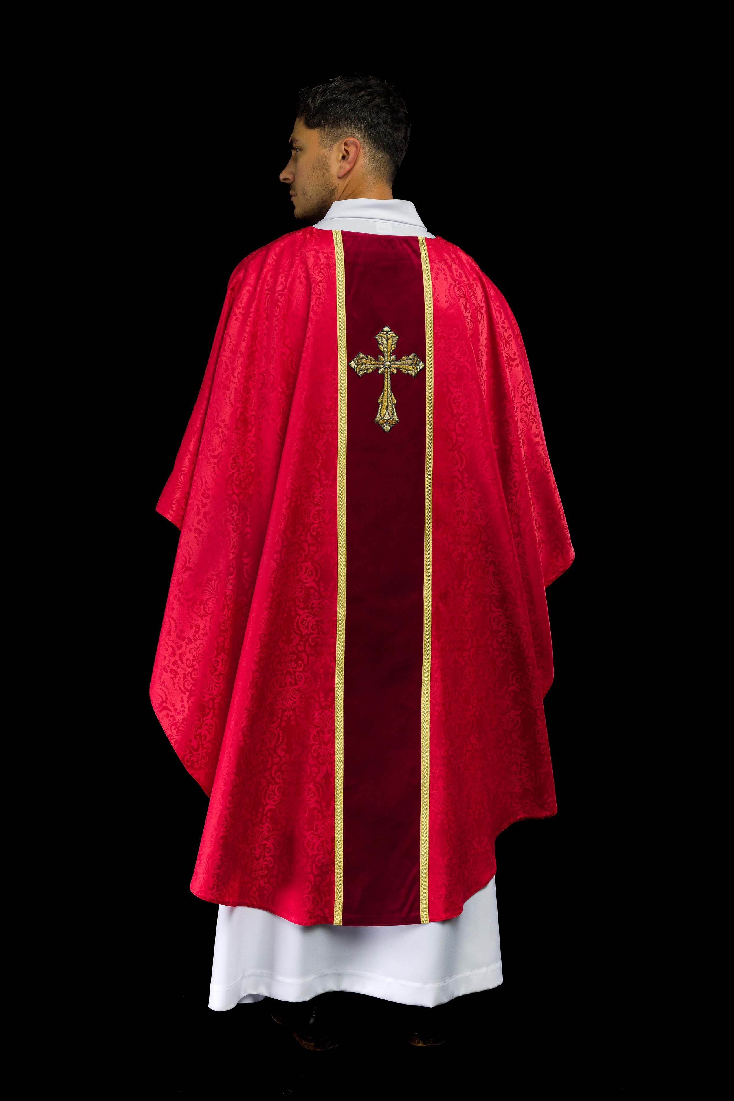 Ornat liturgiczny czerwony z pasem i haftem krzyża na tkaninie żakardowej