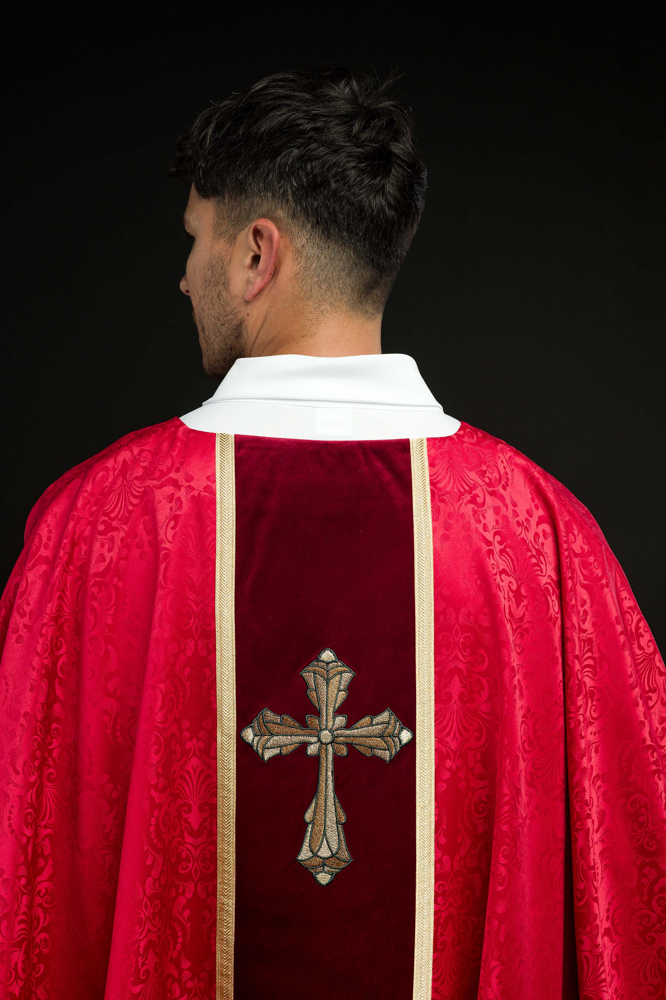 Ornat liturgiczny czerwony z pasem i haftem krzyża na tkaninie żakardowej
