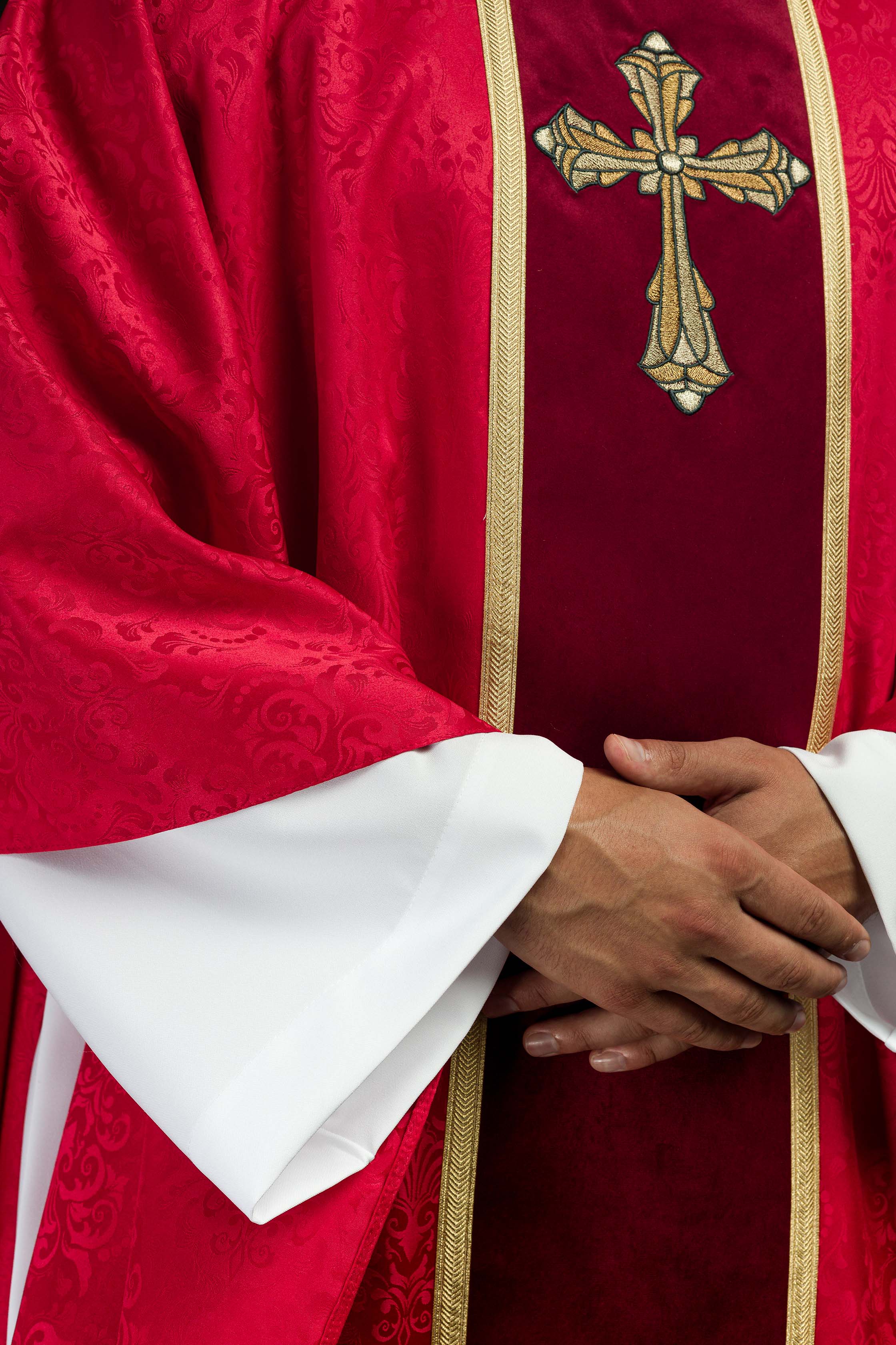 Ornat liturgiczny czerwony z pasem i haftem krzyża na tkaninie żakardowej