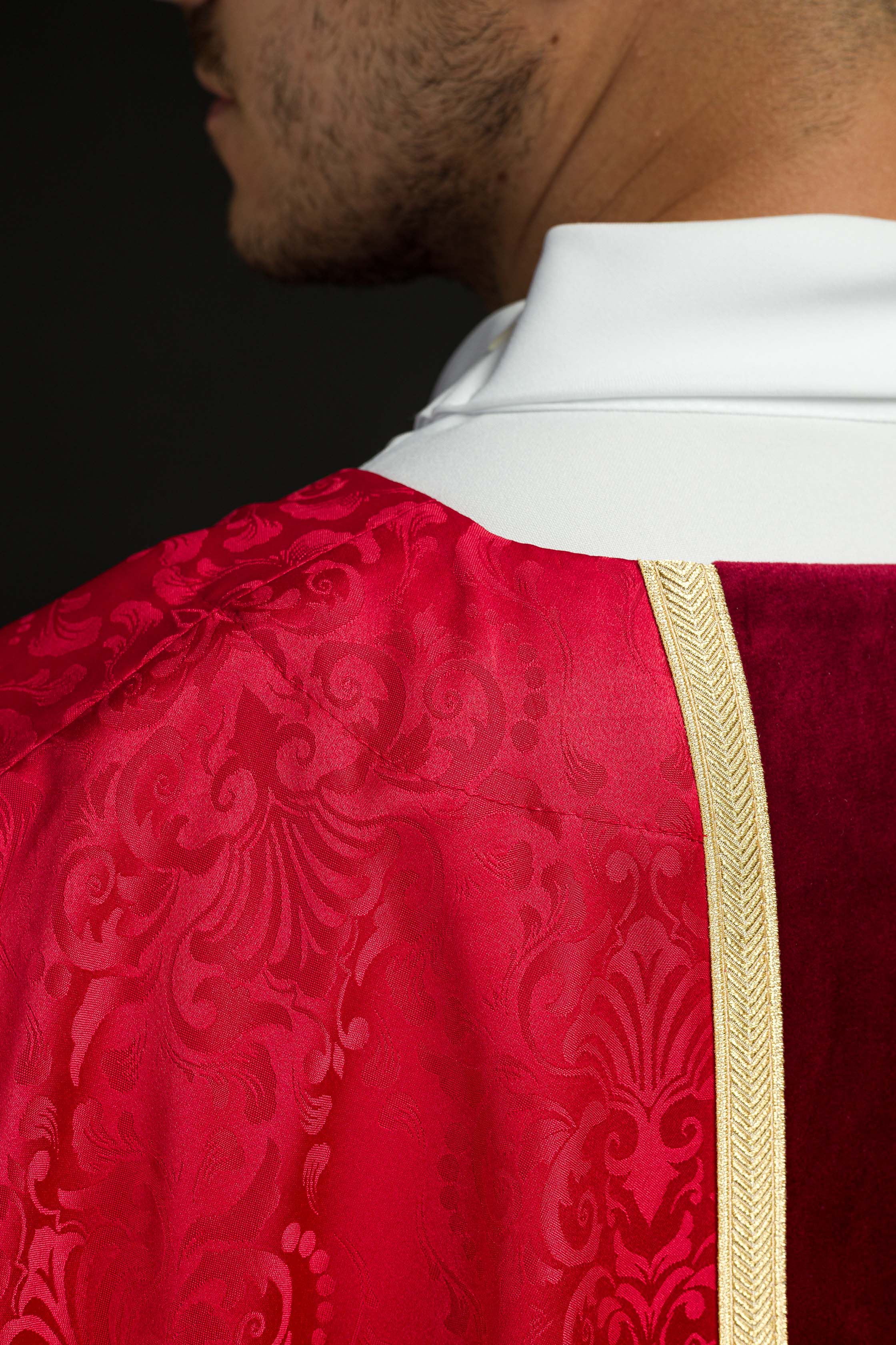 Ornat liturgiczny czerwony z pasem i haftem krzyża na tkaninie żakardowej
