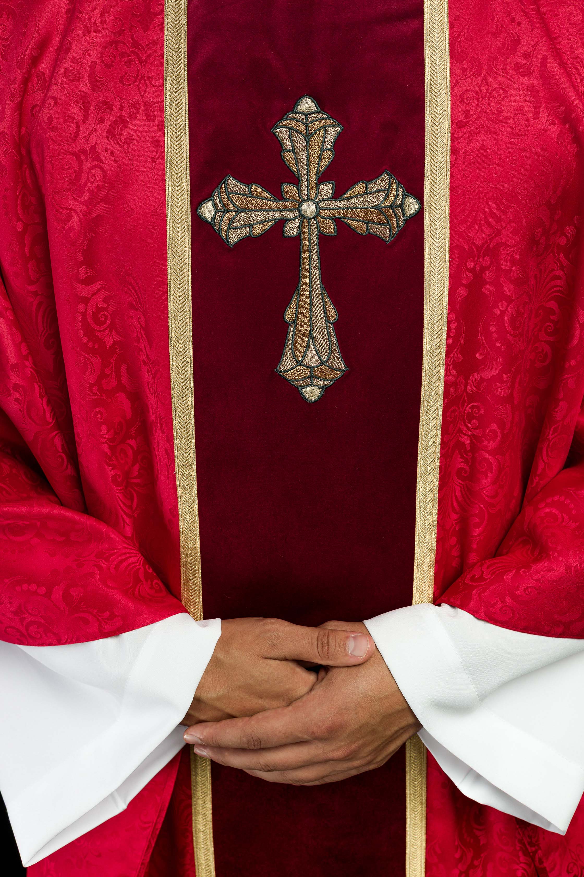 Ornat liturgiczny czerwony z pasem i haftem krzyża na tkaninie żakardowej