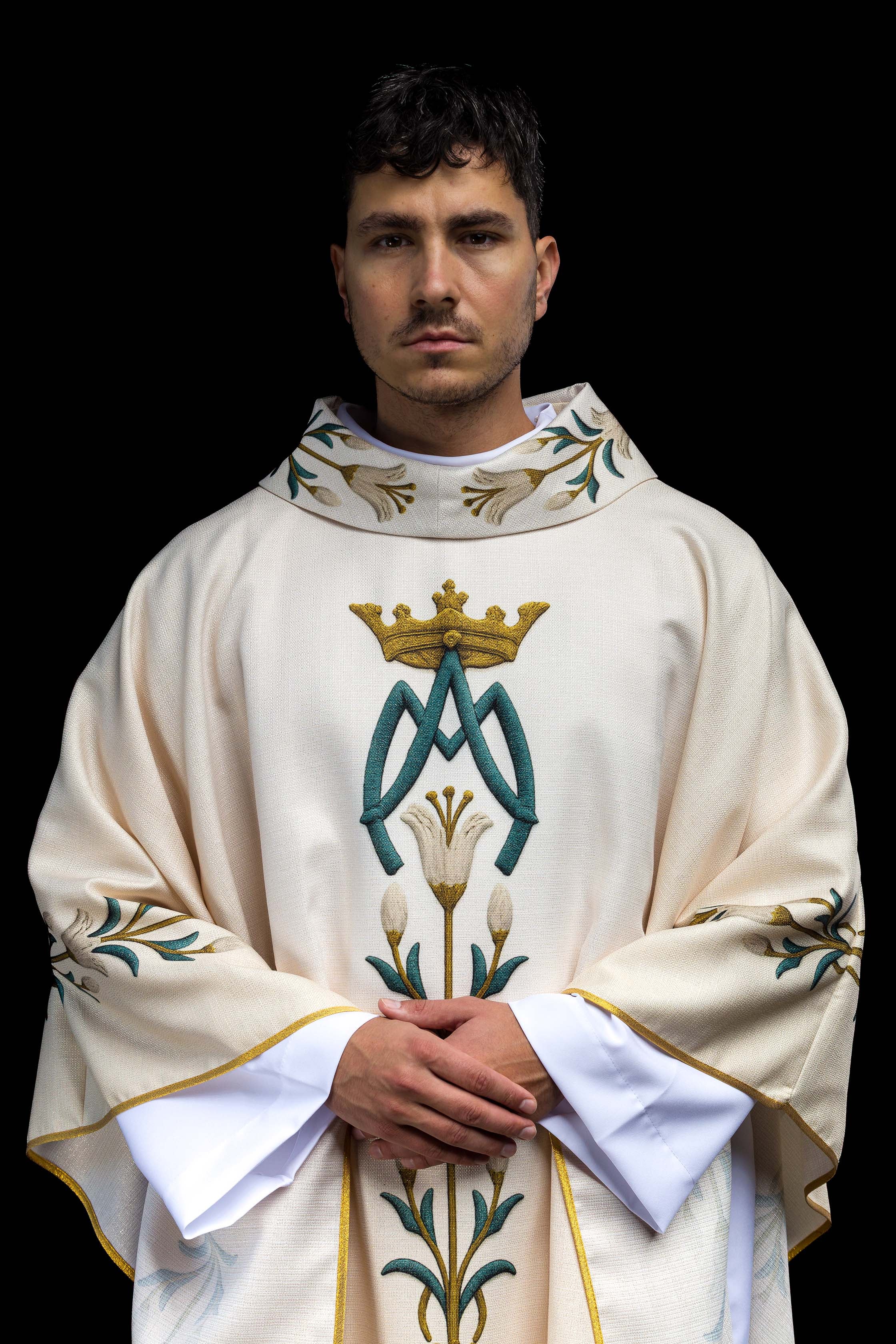 Ornat Maryjny drukowany ze wzorem lilii i monogramem ecru