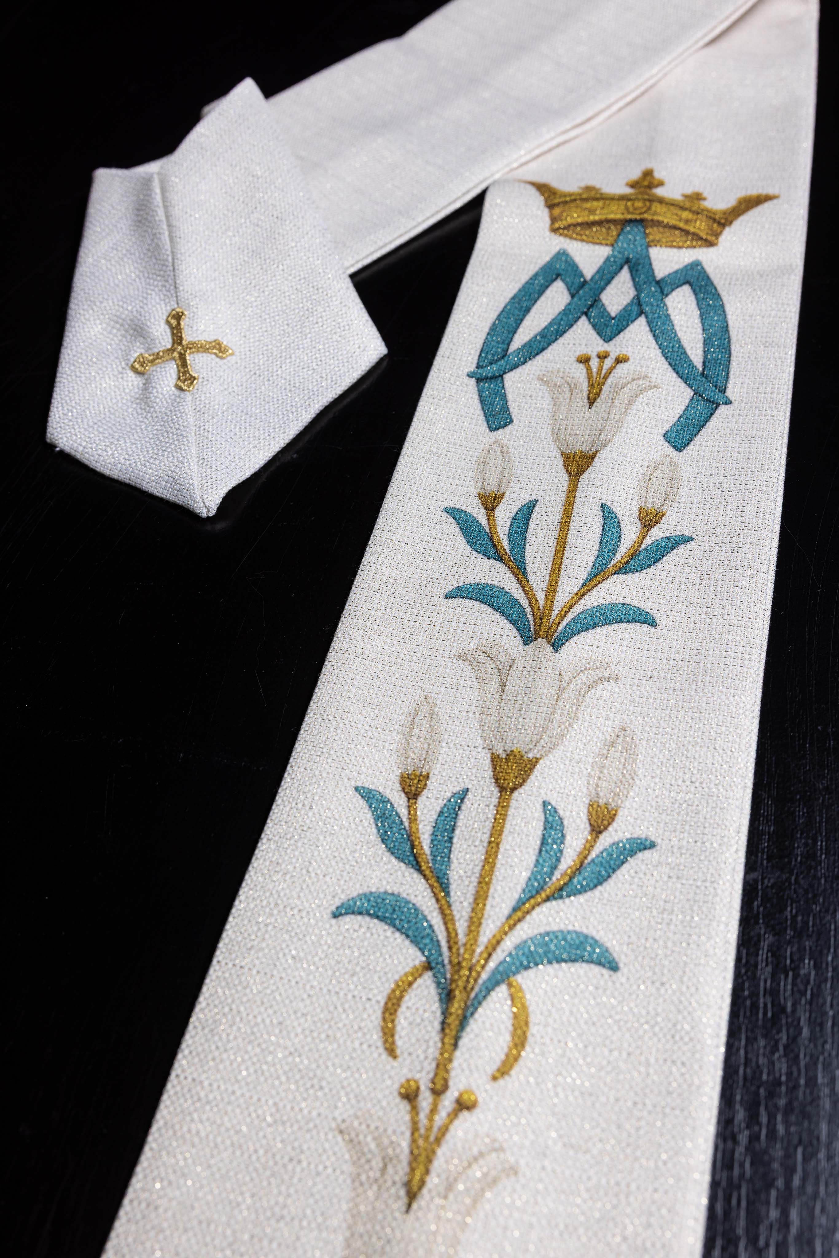Ornat Maryjny drukowany ze wzorem lilii i monogramem ecru - ORNATY.PL