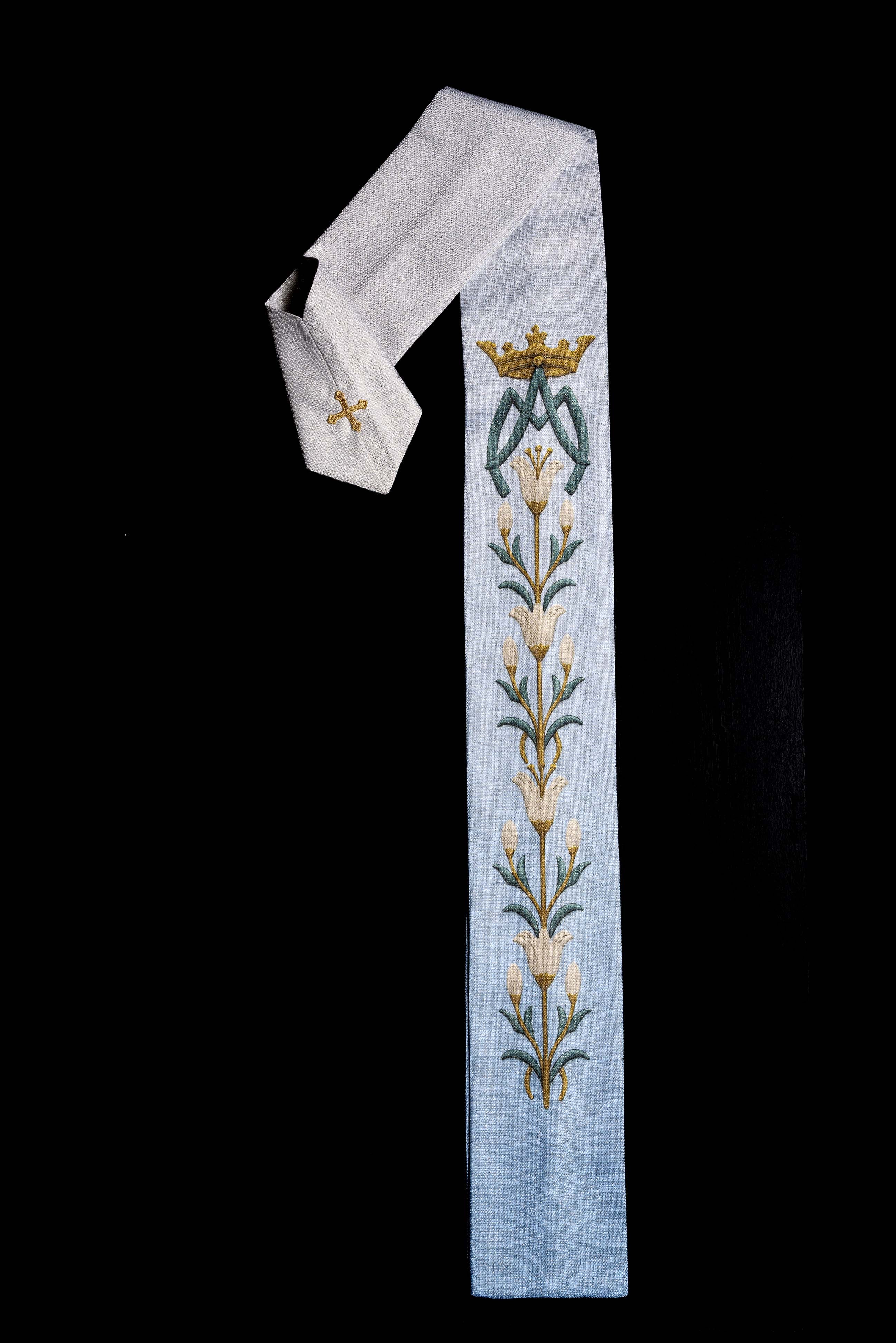 Ornat Maryjny drukowany ze wzorem lilii i monogramem niebiesko-ecru - ORNATY.PL