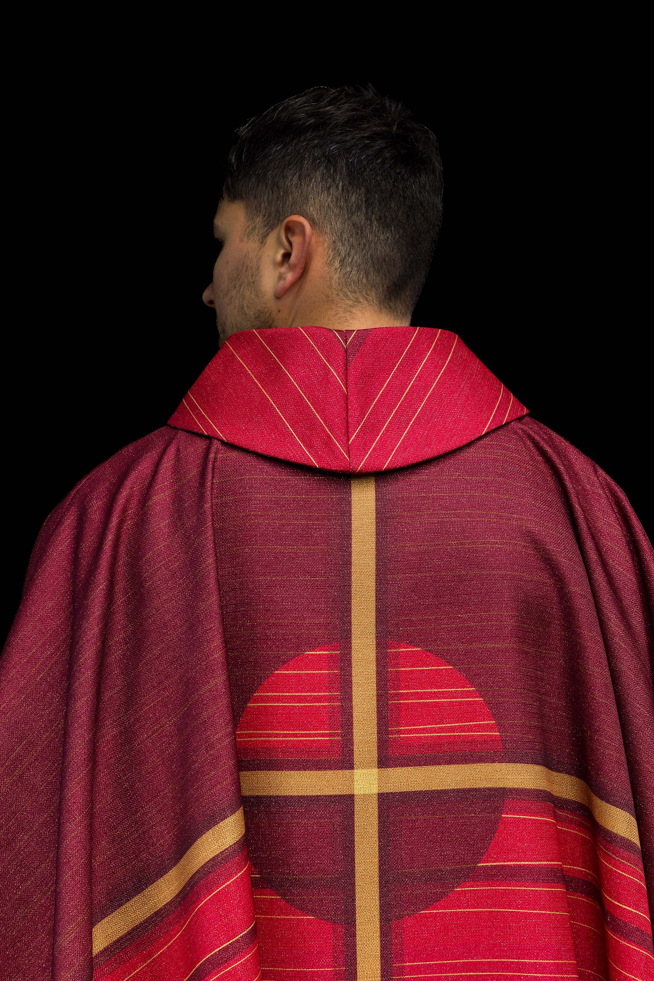 Ornat drukowany czerwony z motywem krzyża