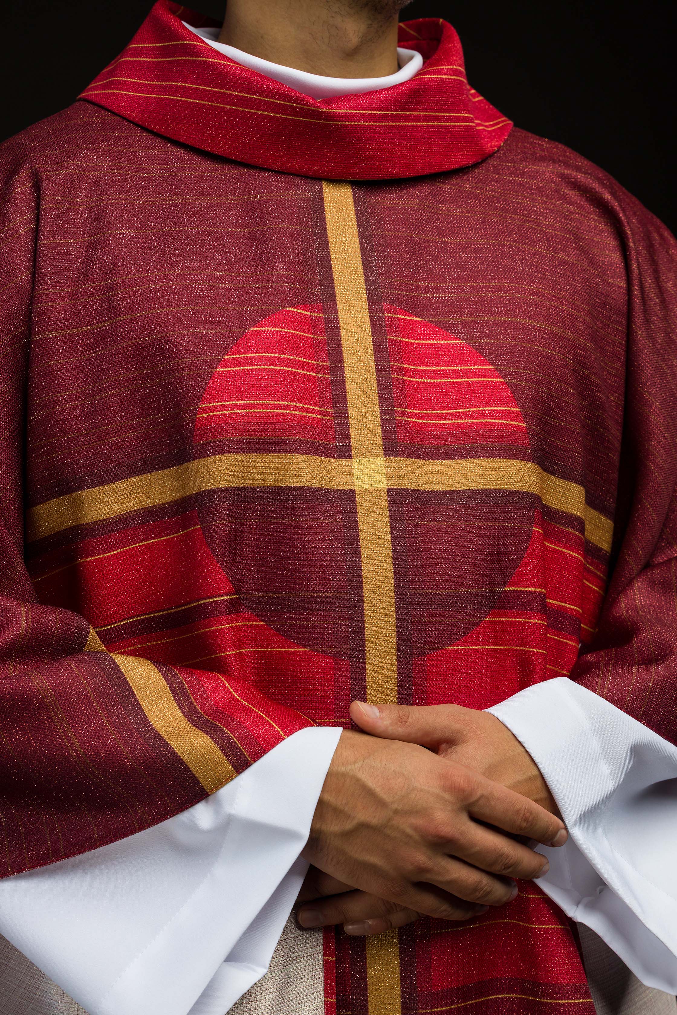 Ornat drukowany czerwony z motywem krzyża