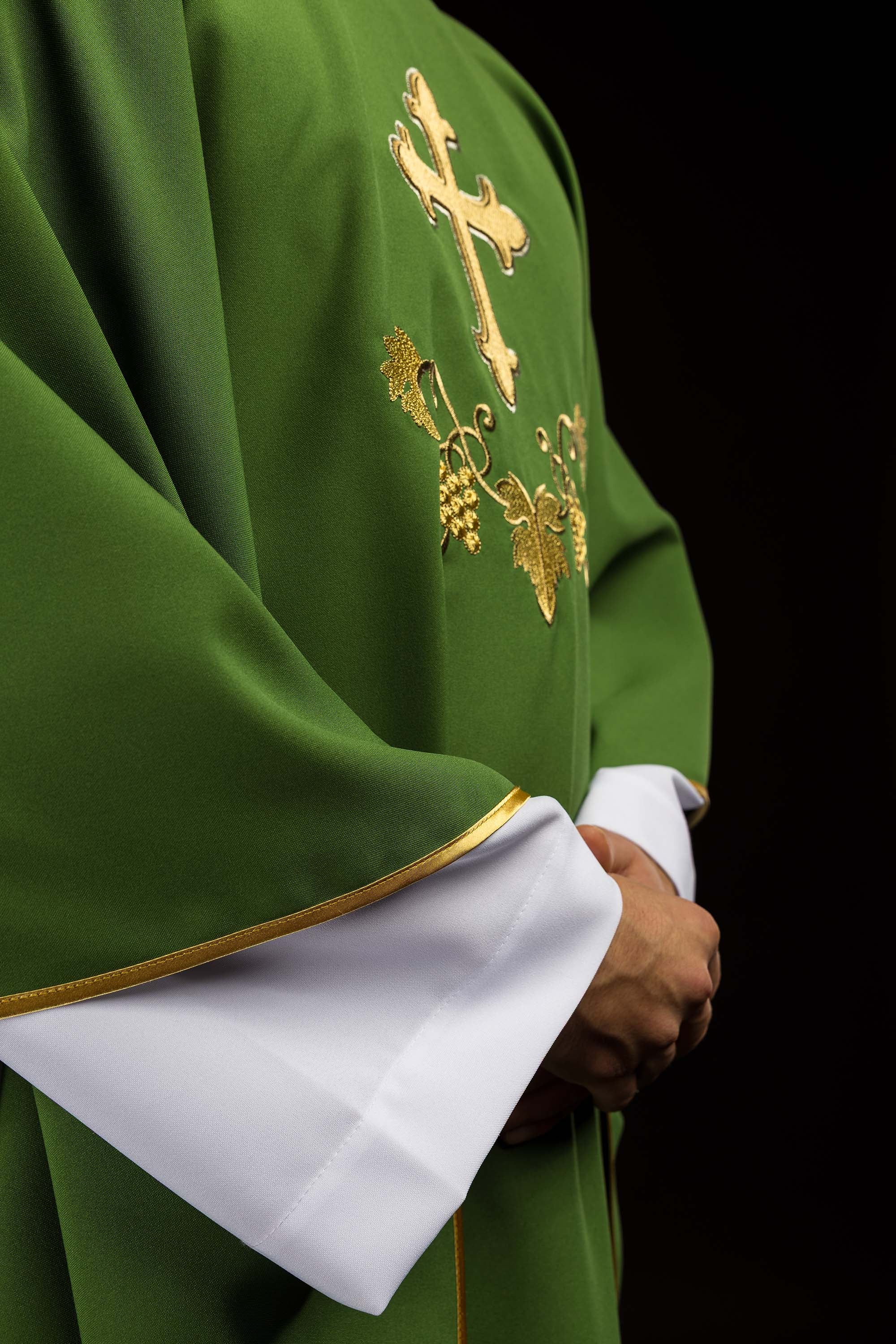 Ornat haftowany z symbolem krzyża i szerokim kołnierzem zielony