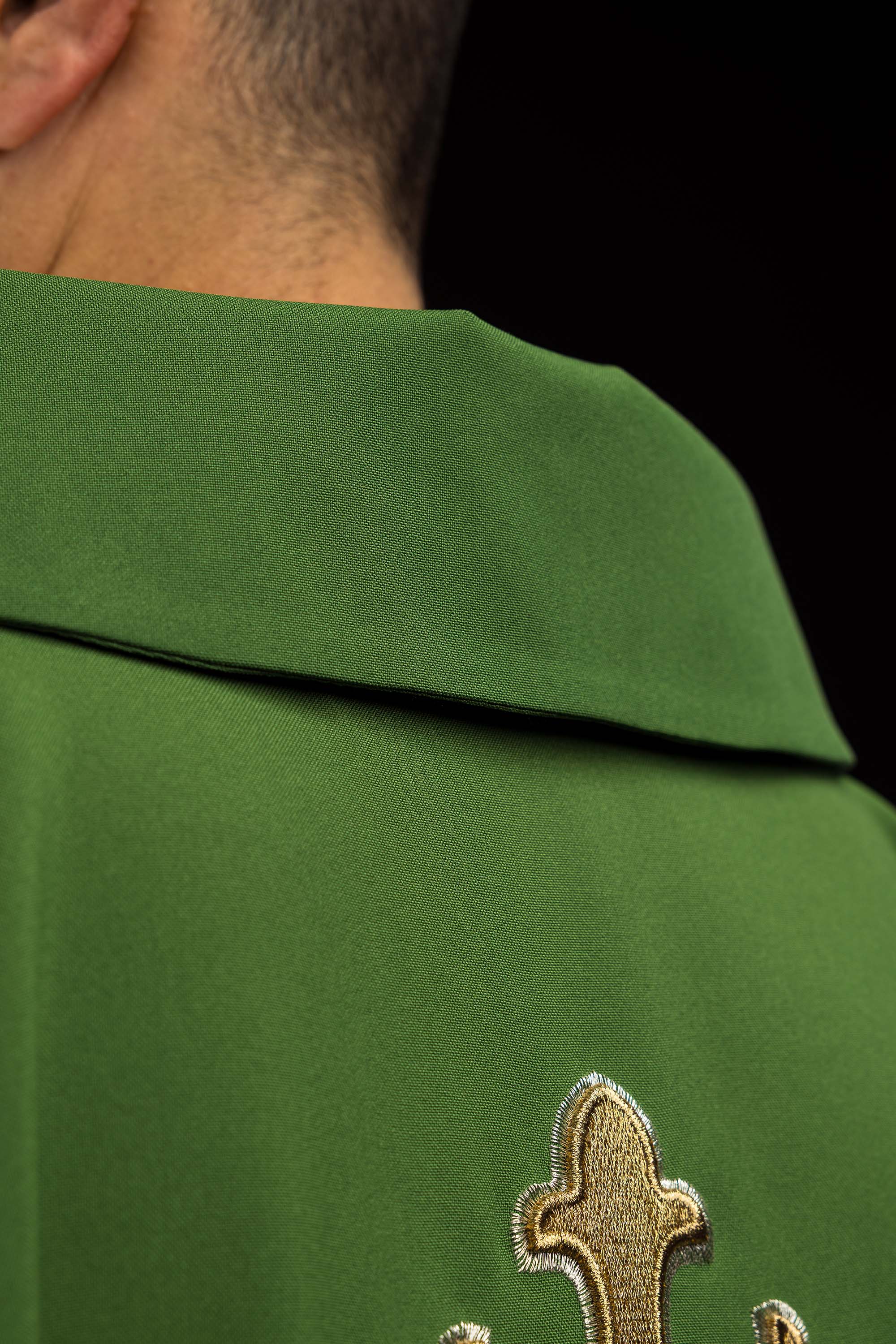 Ornat haftowany z symbolem krzyża i szerokim kołnierzem zielony