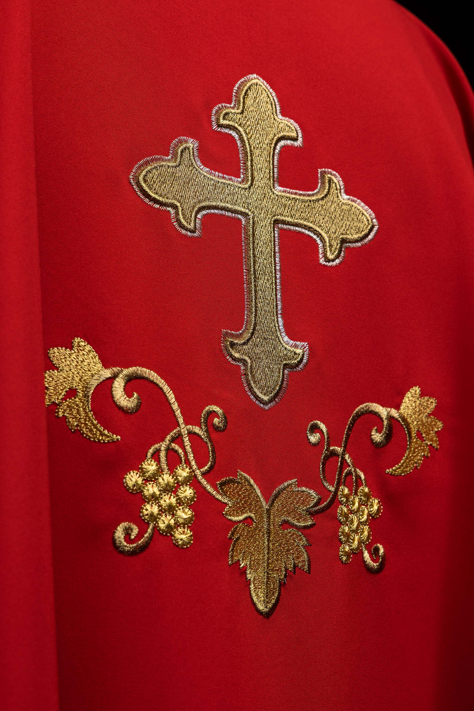 Ornat haftowany z symbolem krzyża i szerokim kołnierzem czerwony