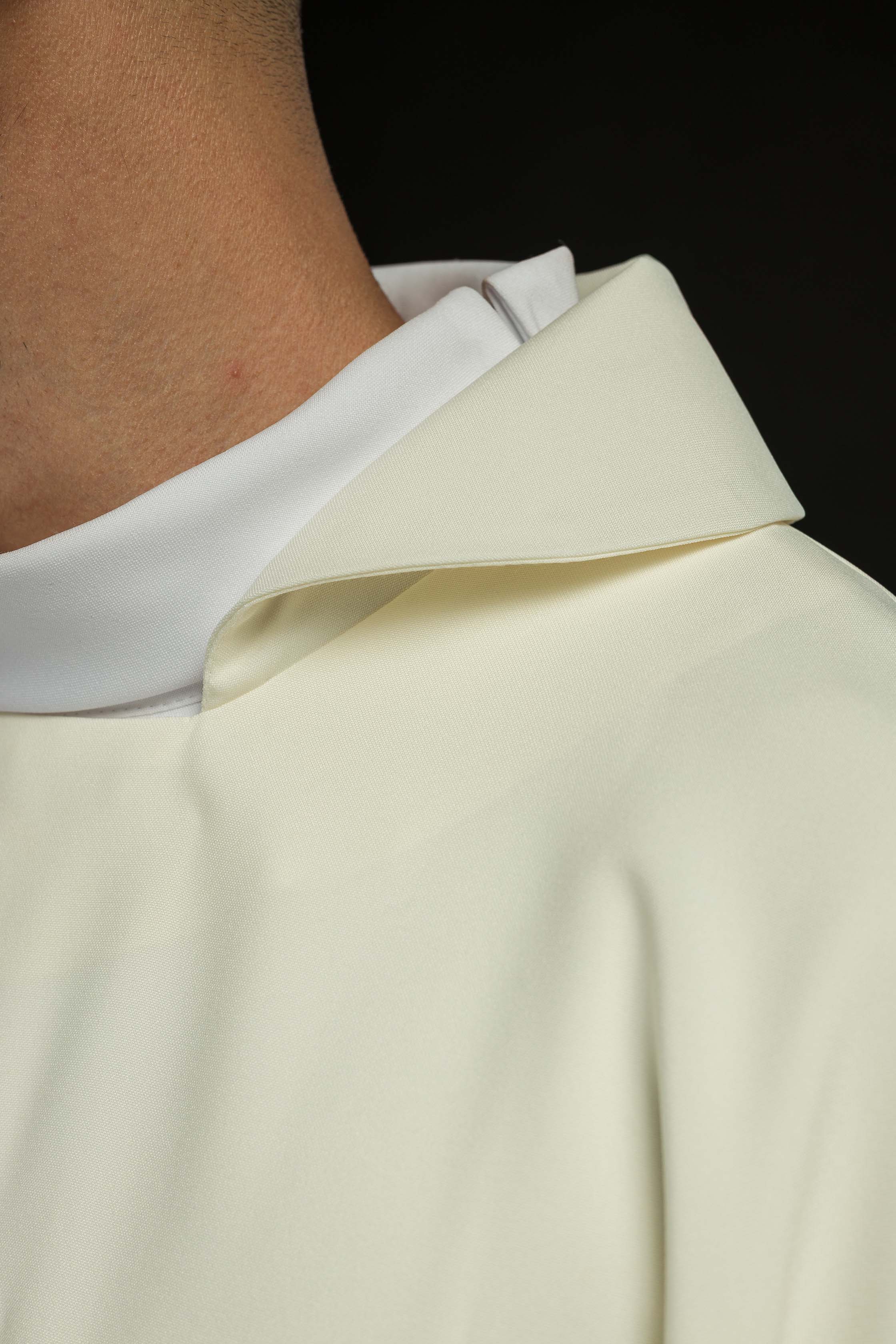 Ornat haftowany z symbolem krzyża i szerokim kołnierzem ecru - ORNATY.PL