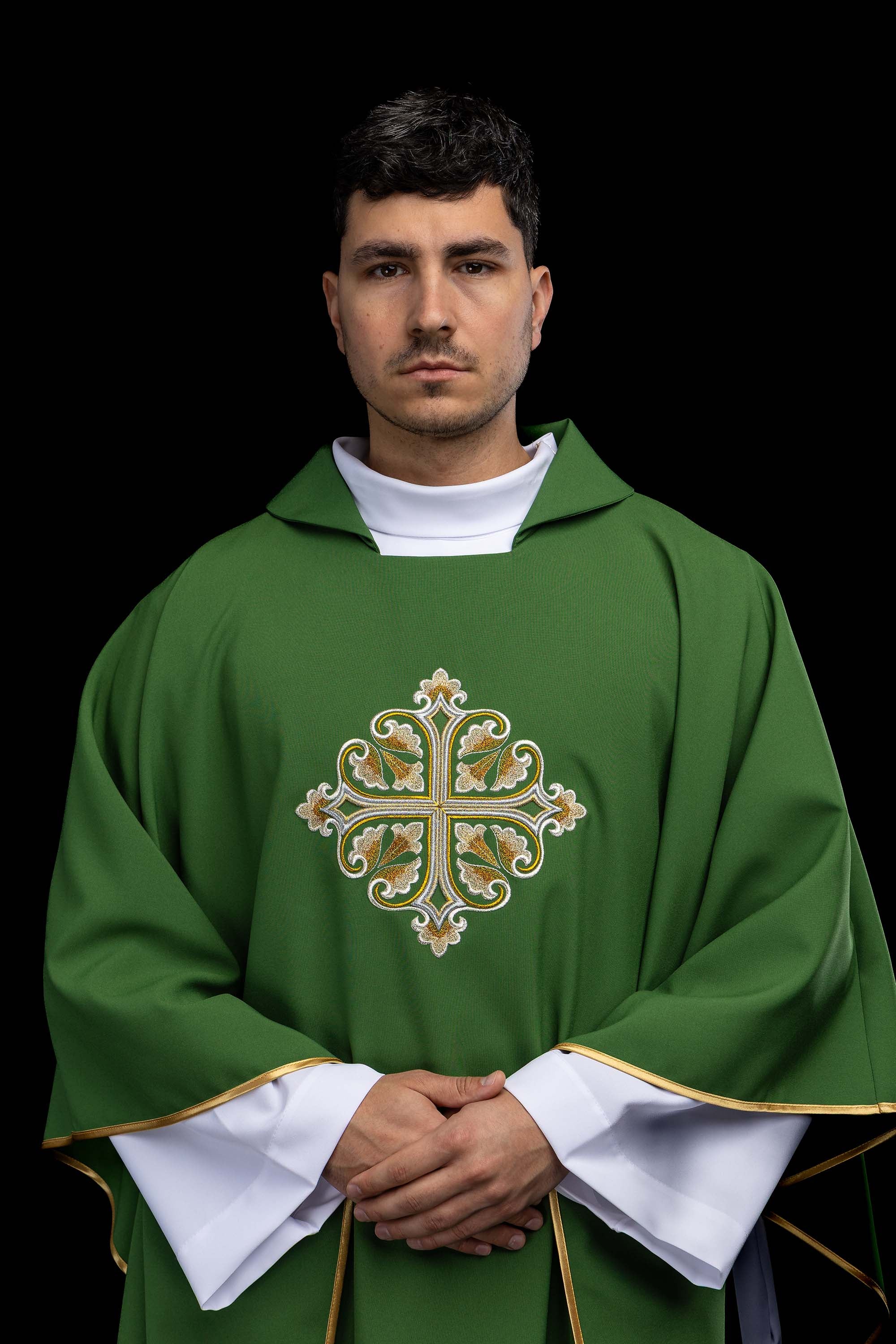 Ornat haftowany z ozdobionym krzyżem i szerokim kołnierzem zielony