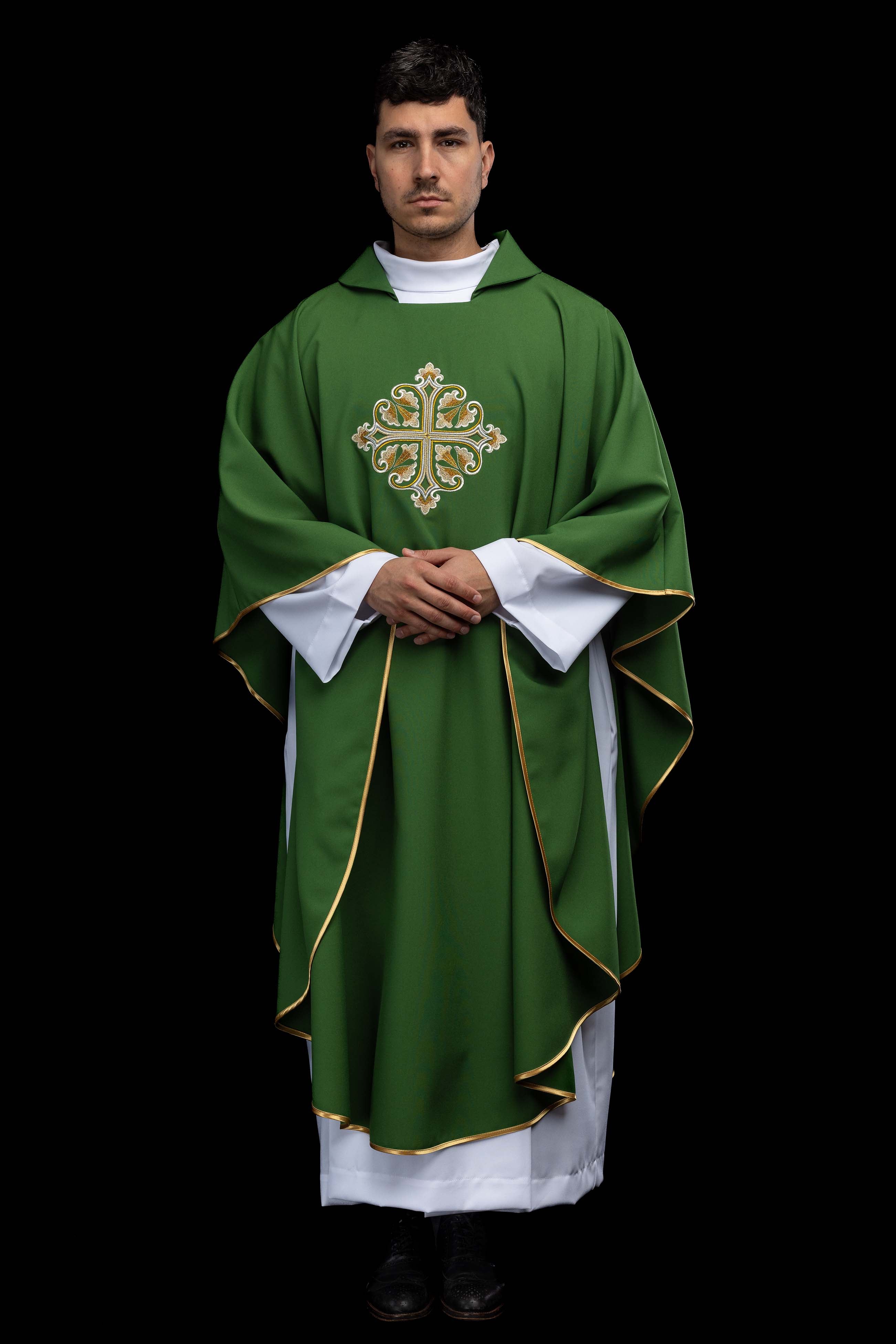 Ornat haftowany z ozdobionym krzyżem i szerokim kołnierzem zielony