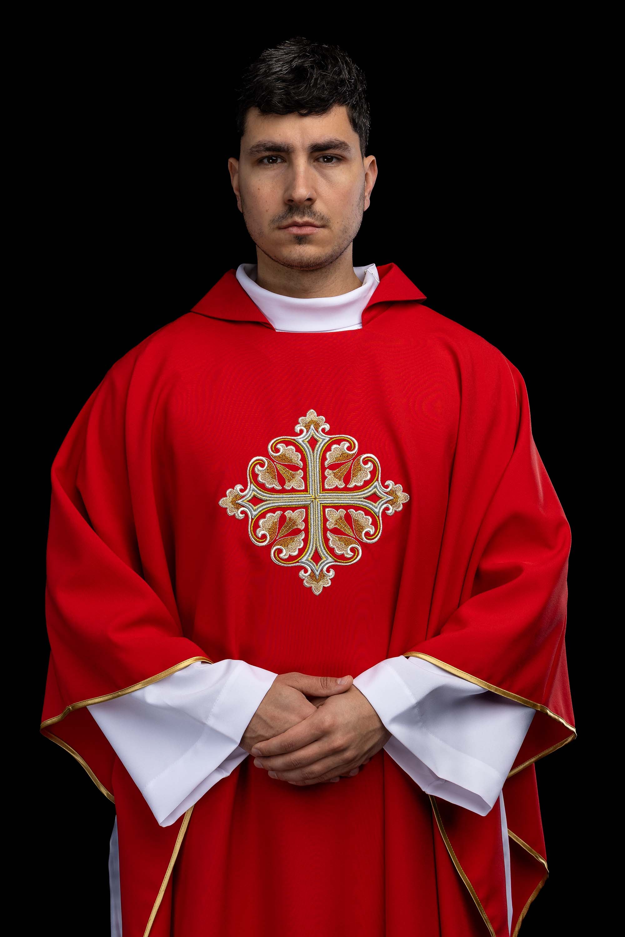 Ornat haftowany z ozdobionym krzyżem i szerokim kołnierzem czerwony