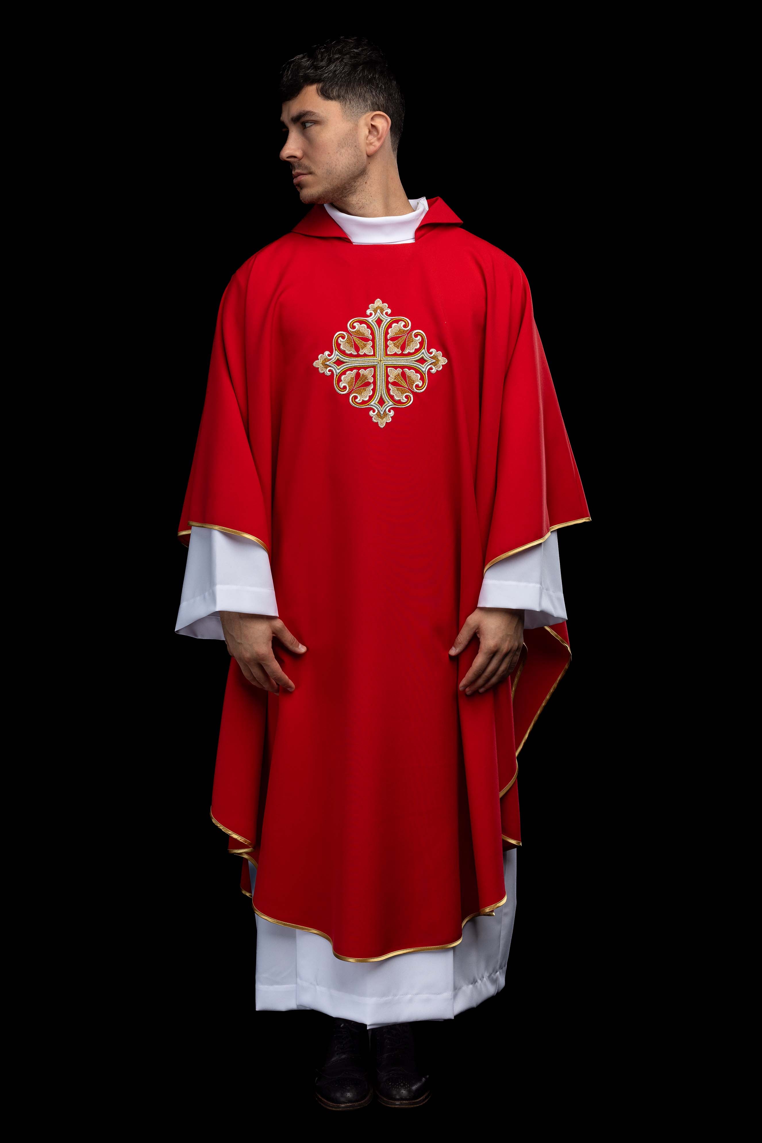 Ornat haftowany z ozdobionym krzyżem i szerokim kołnierzem czerwony