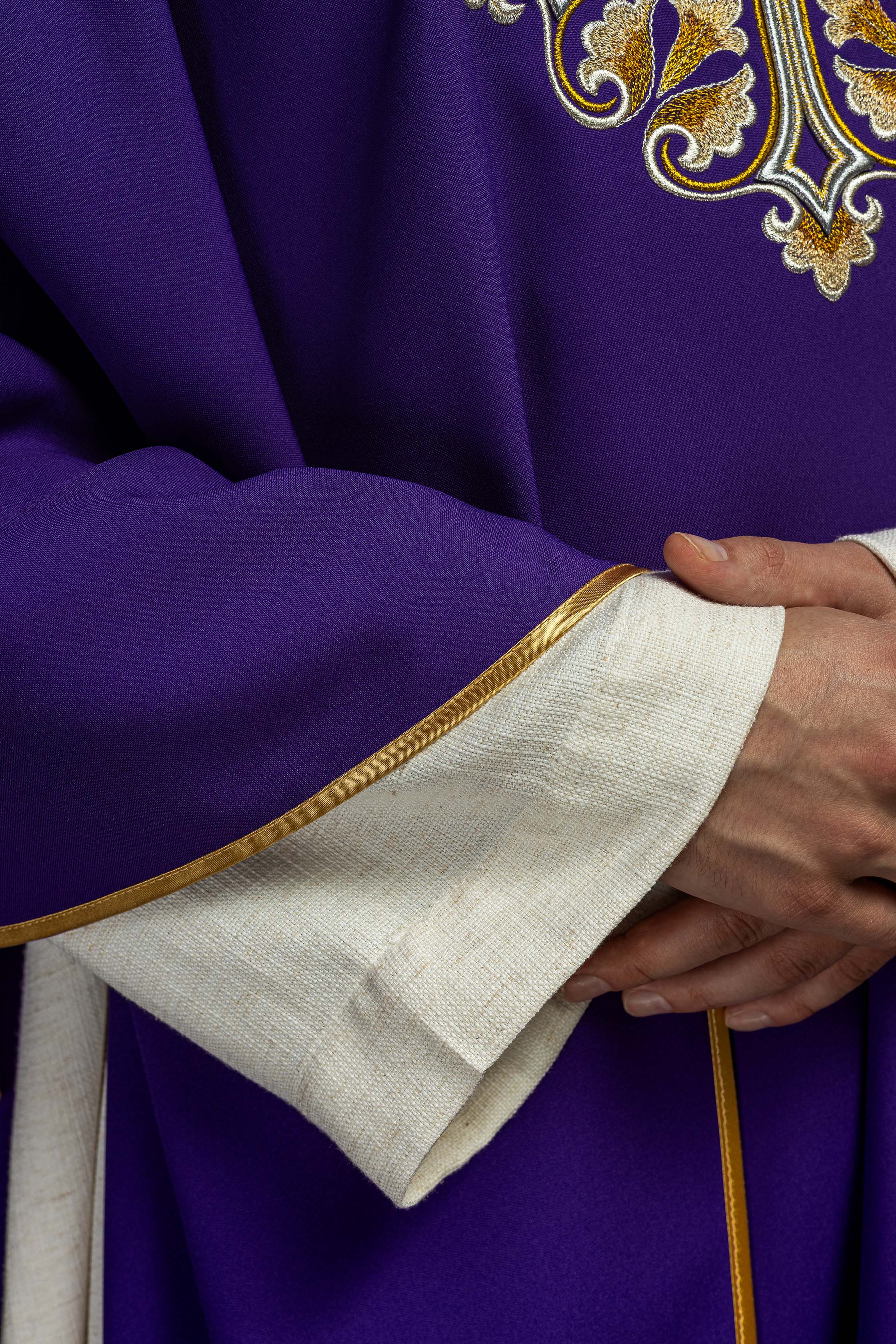 Ornat haftowany z ozdobionym krzyżem i szerokim kołnierzem fioletowy - ORNATY.PL
