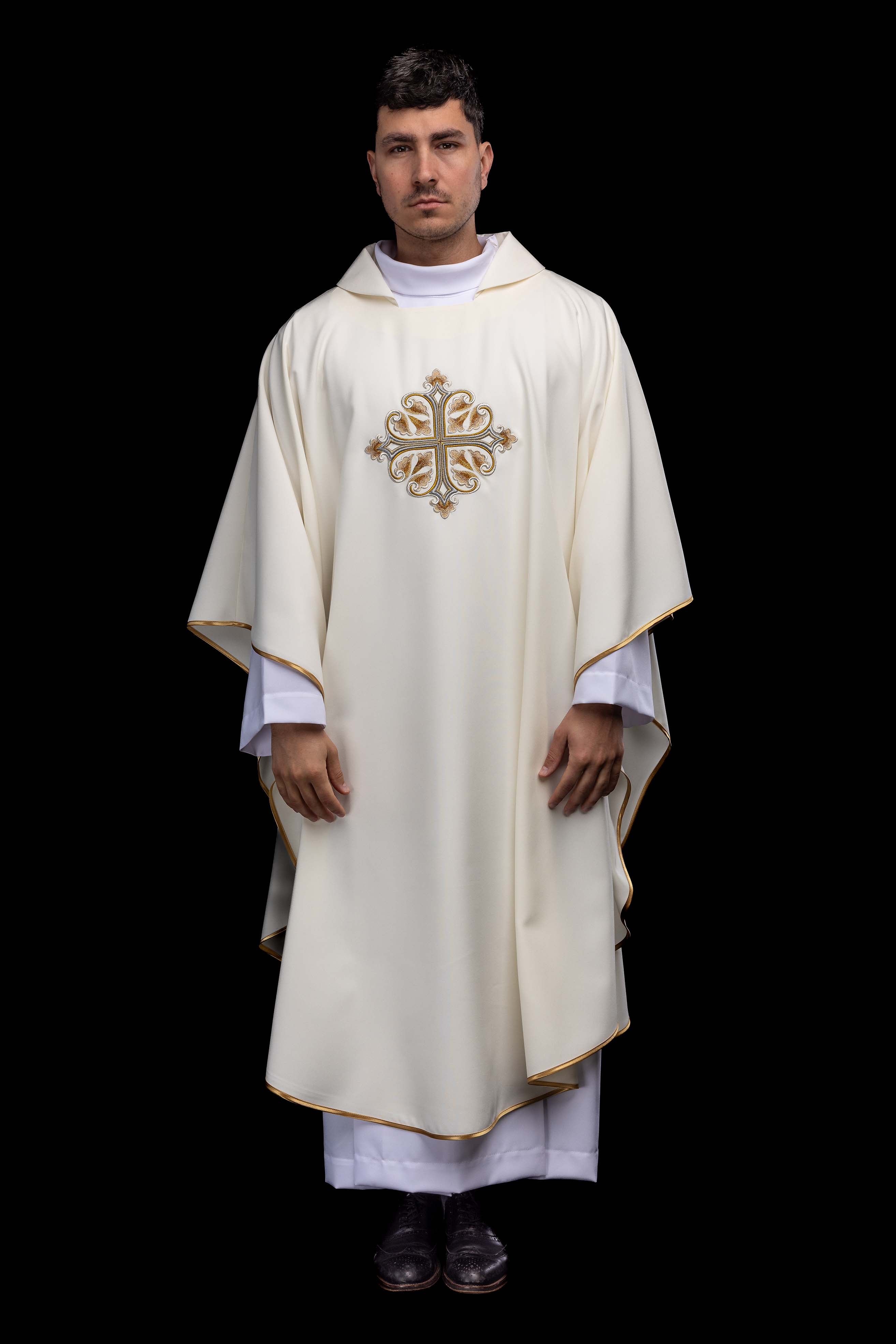 Ornat haftowany z ozdobionym krzyżem i szerokim kołnierzem ecru