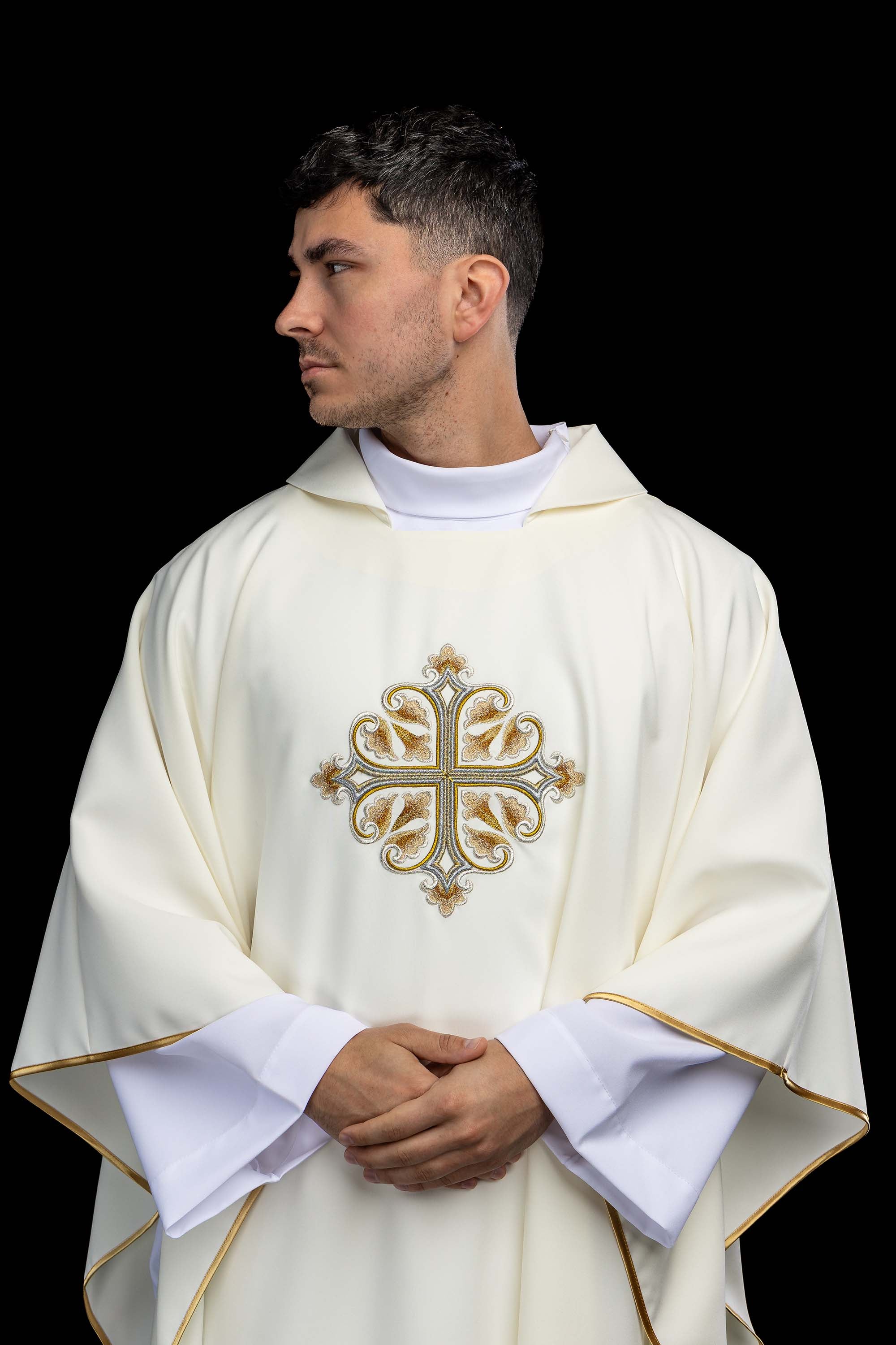 Ornat haftowany z ozdobionym krzyżem i szerokim kołnierzem ecru