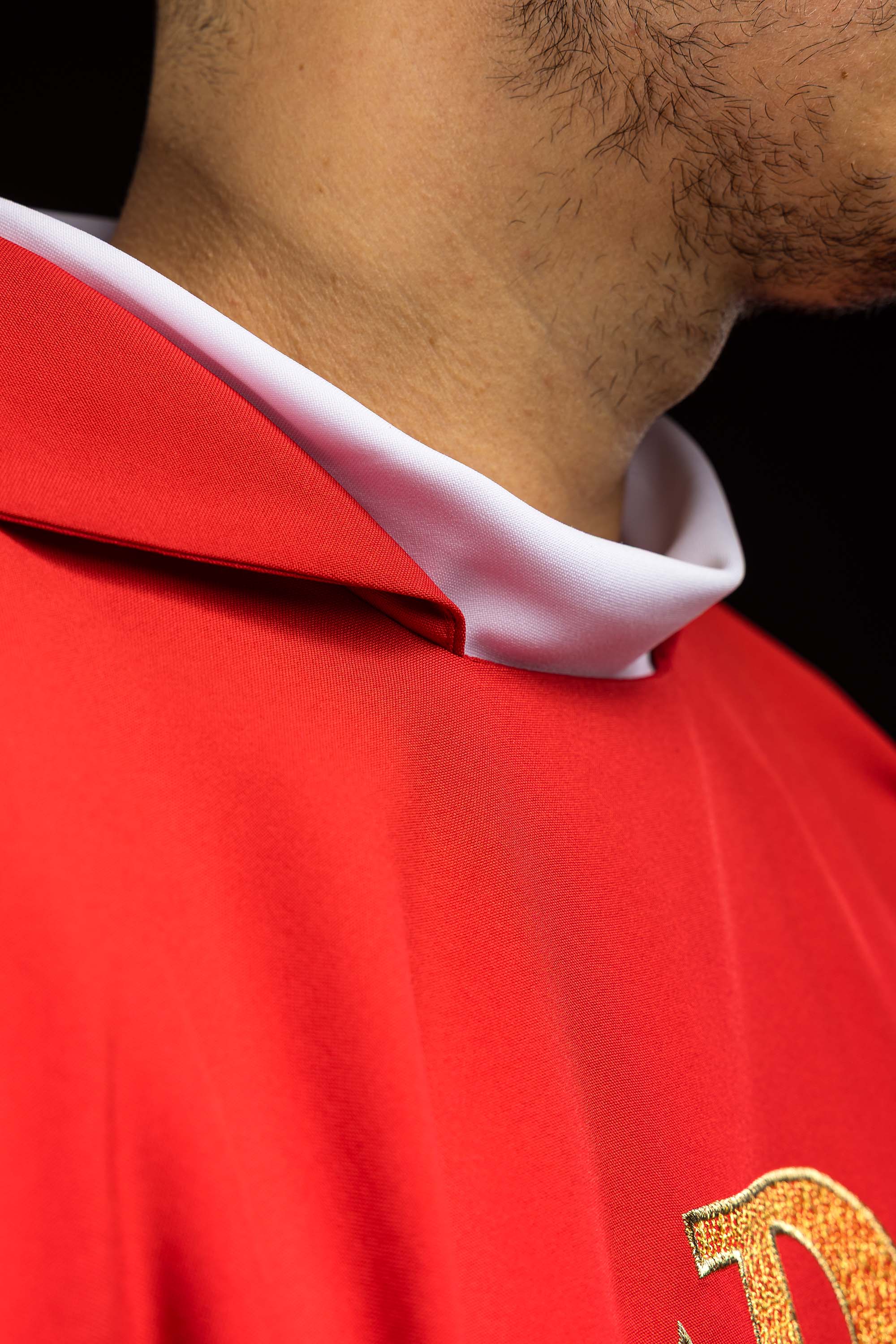 Ornat haftowany z symbolem Alfa i Omega z szerokim kołnierzem czerwony