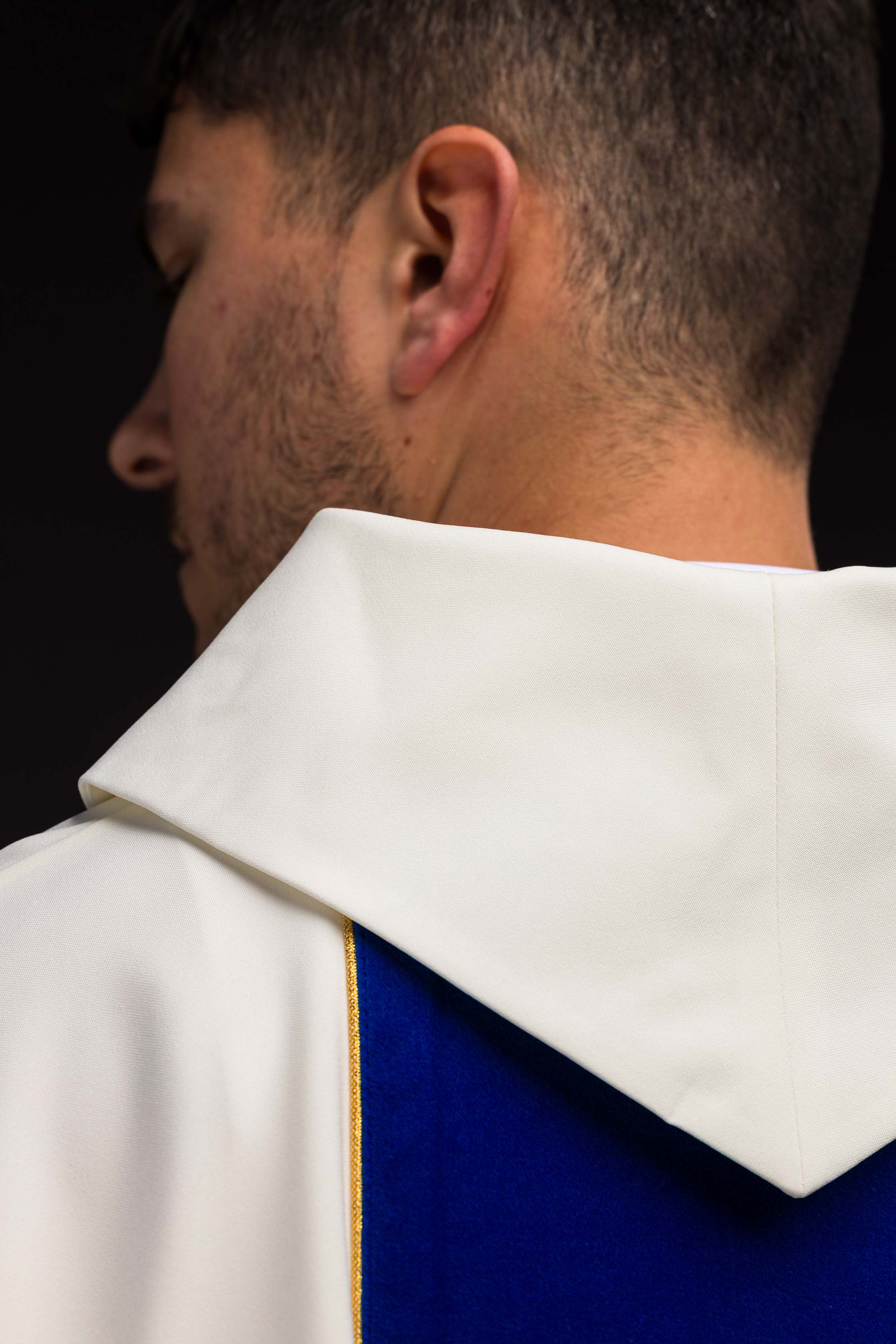 Ornat liturgiczny Maryjny z niebieskim haftowanym pasem