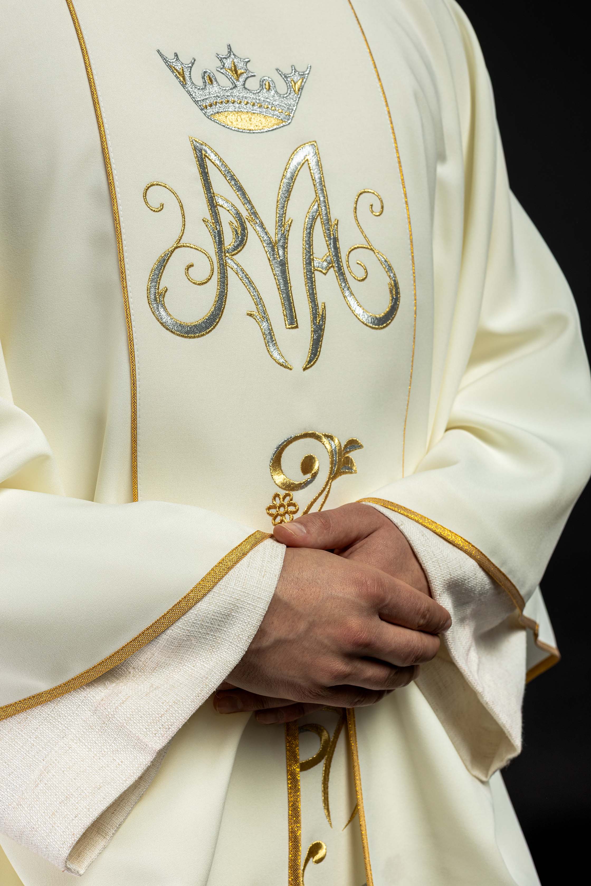 Ornat liturgiczny Maryjny z pasem haftowanym ecru - ORNATY.PL
