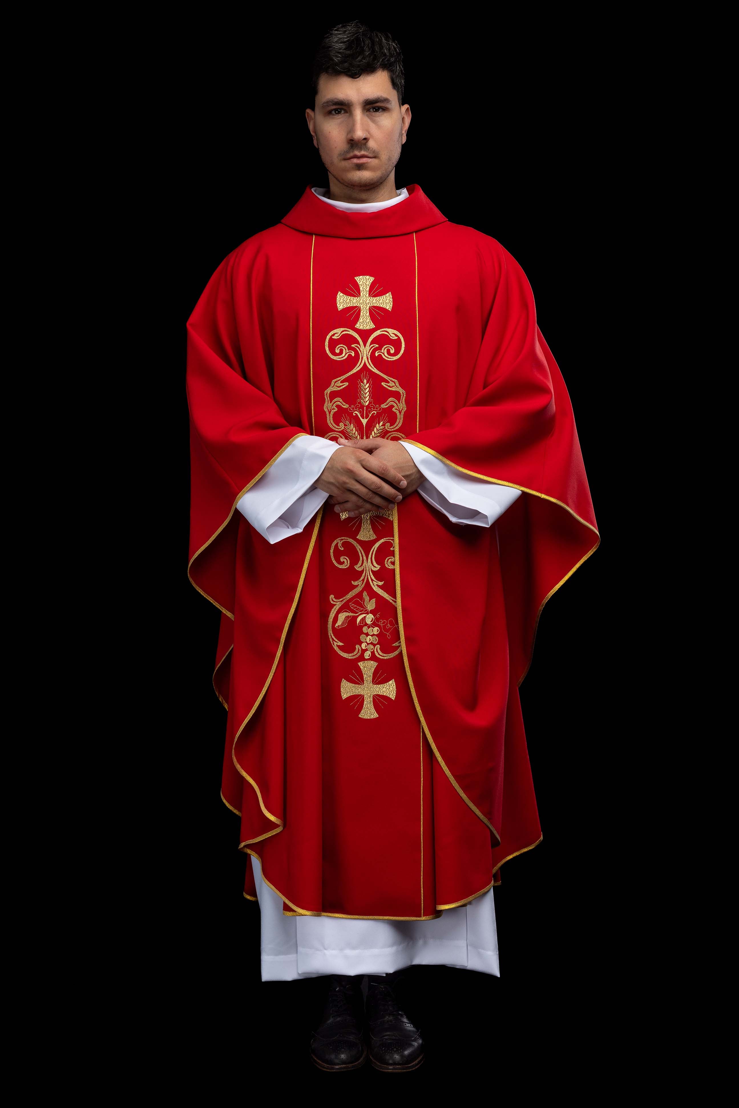 Czerwony ornat liturgiczny zdobiony haftowanym pasem