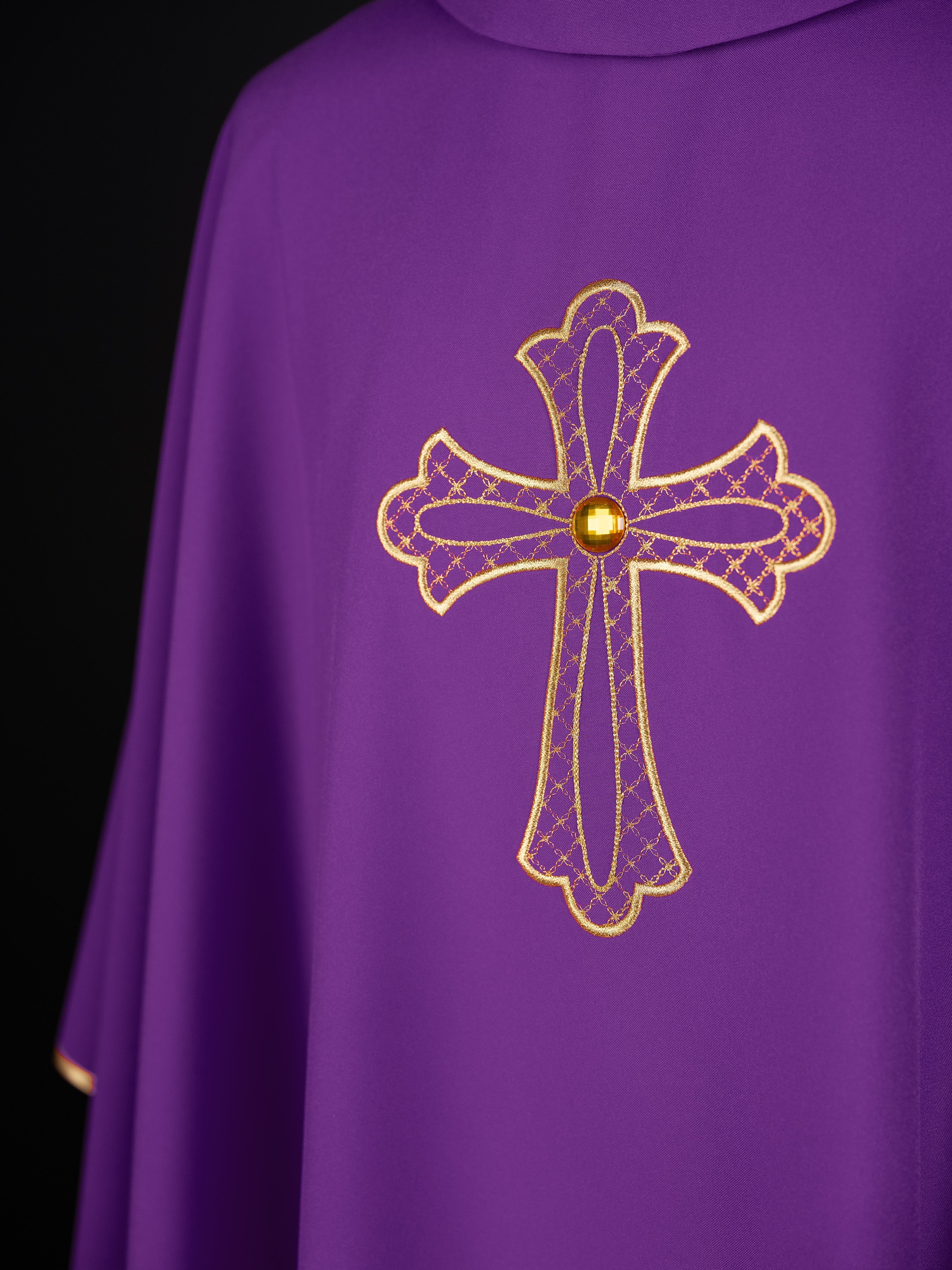 Fioletowy ornat haftowany z symbolem krzyża Fioletowy