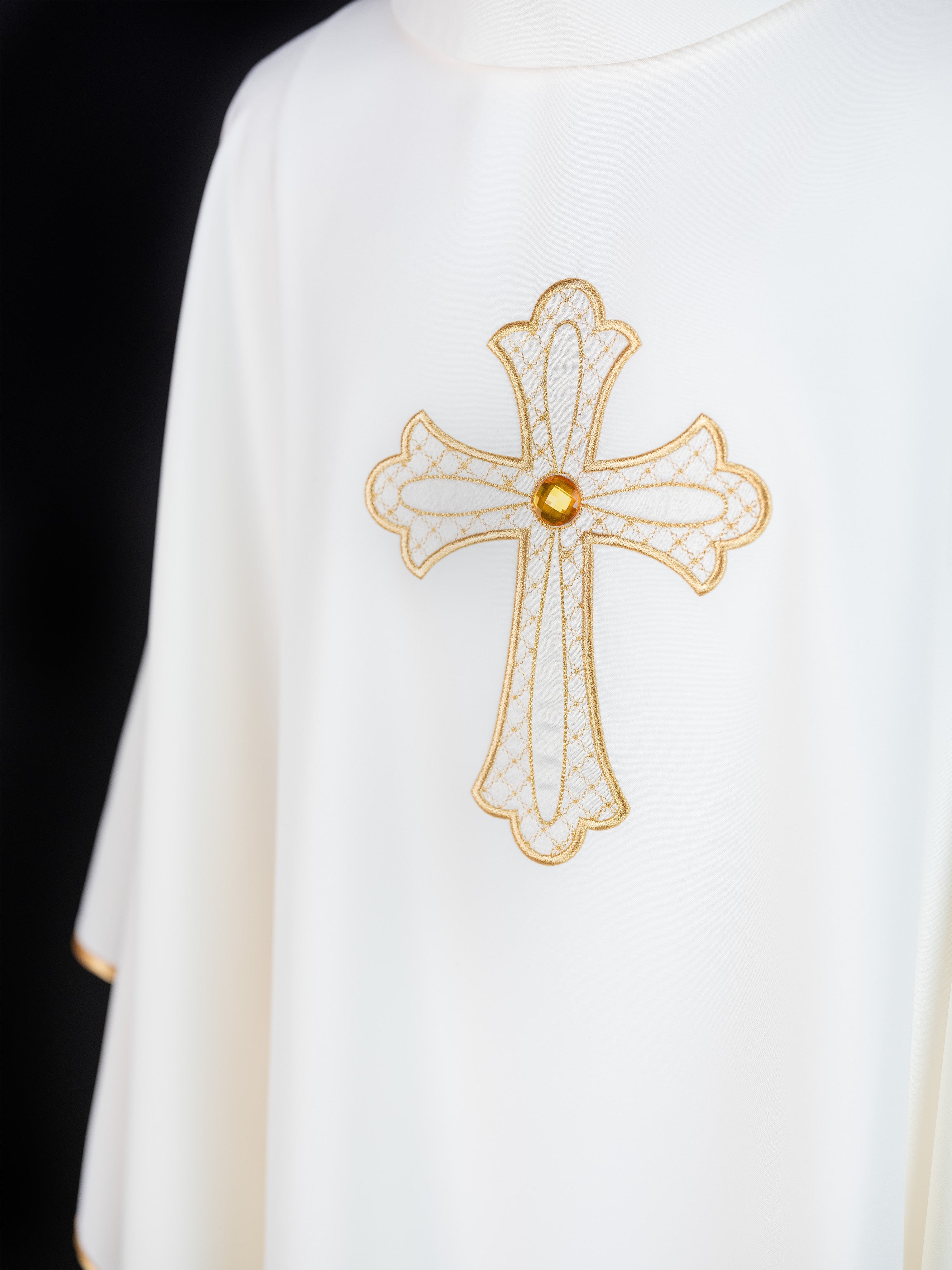 Ornat haftowany z symbolem krzyża w kolorze ecru