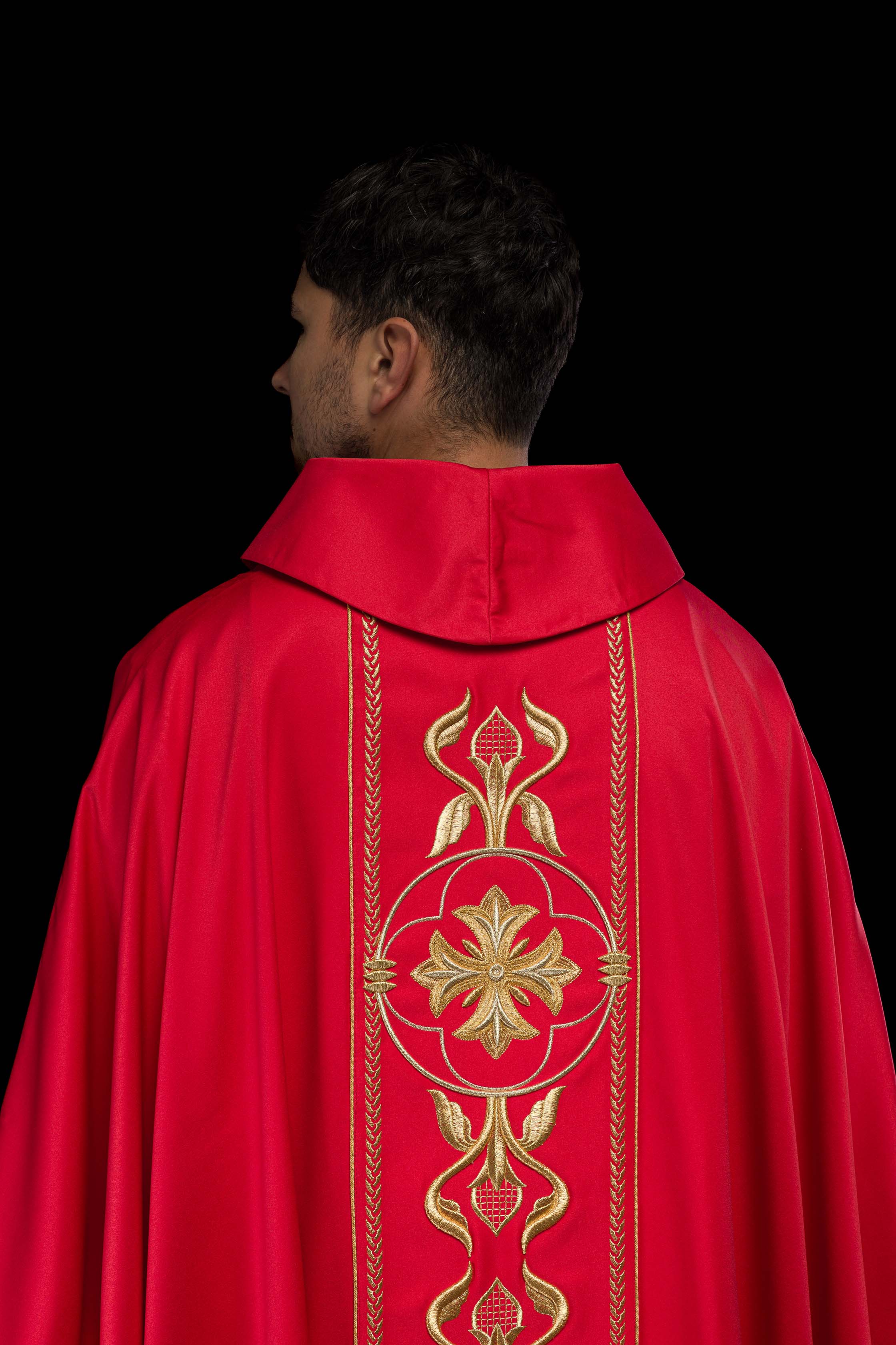 Ornat haftowany czerwony z Ozdobnym Pasem - ORNATY.PL