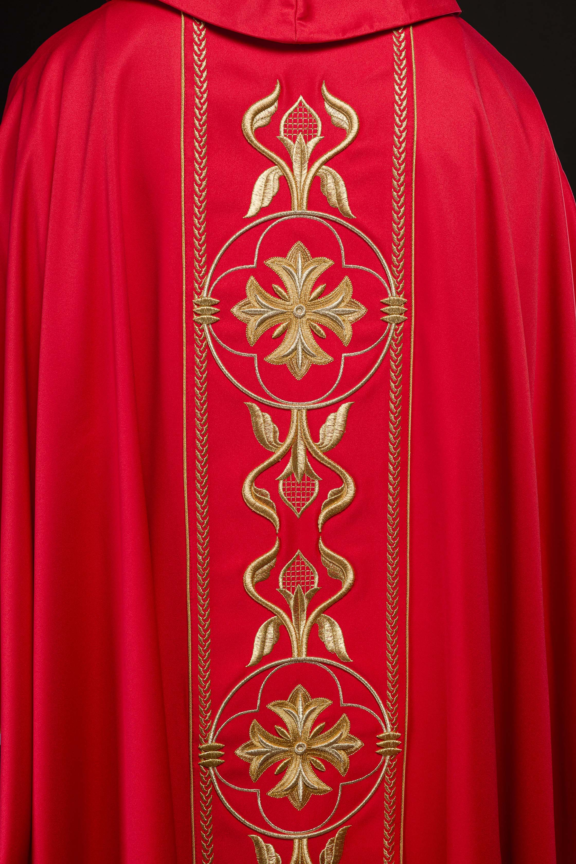 Ornat haftowany czerwony z Ozdobnym Pasem - ORNATY.PL