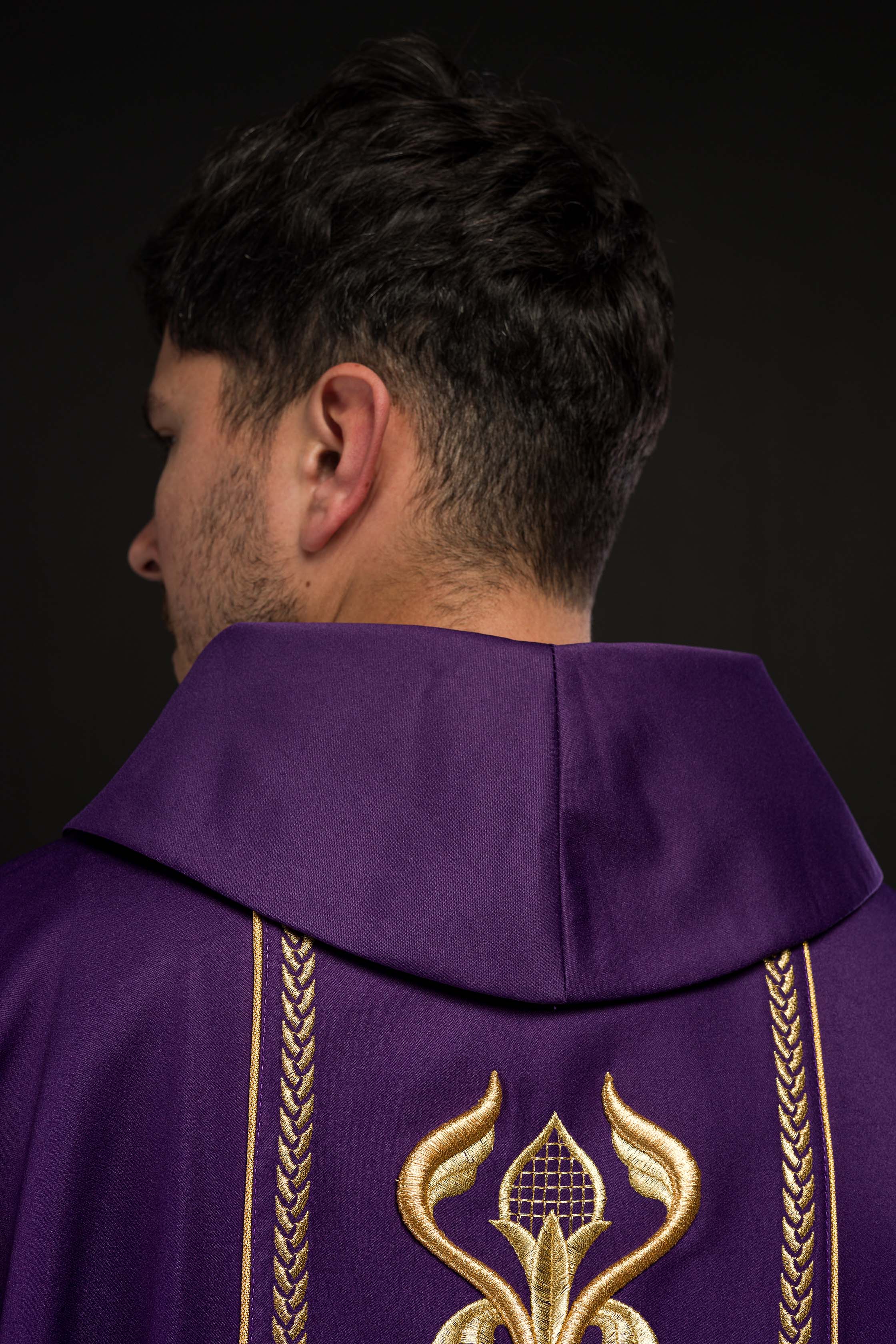 Ornat haftowany fioletowy z Ozdobnym Pasem - ORNATY.PL