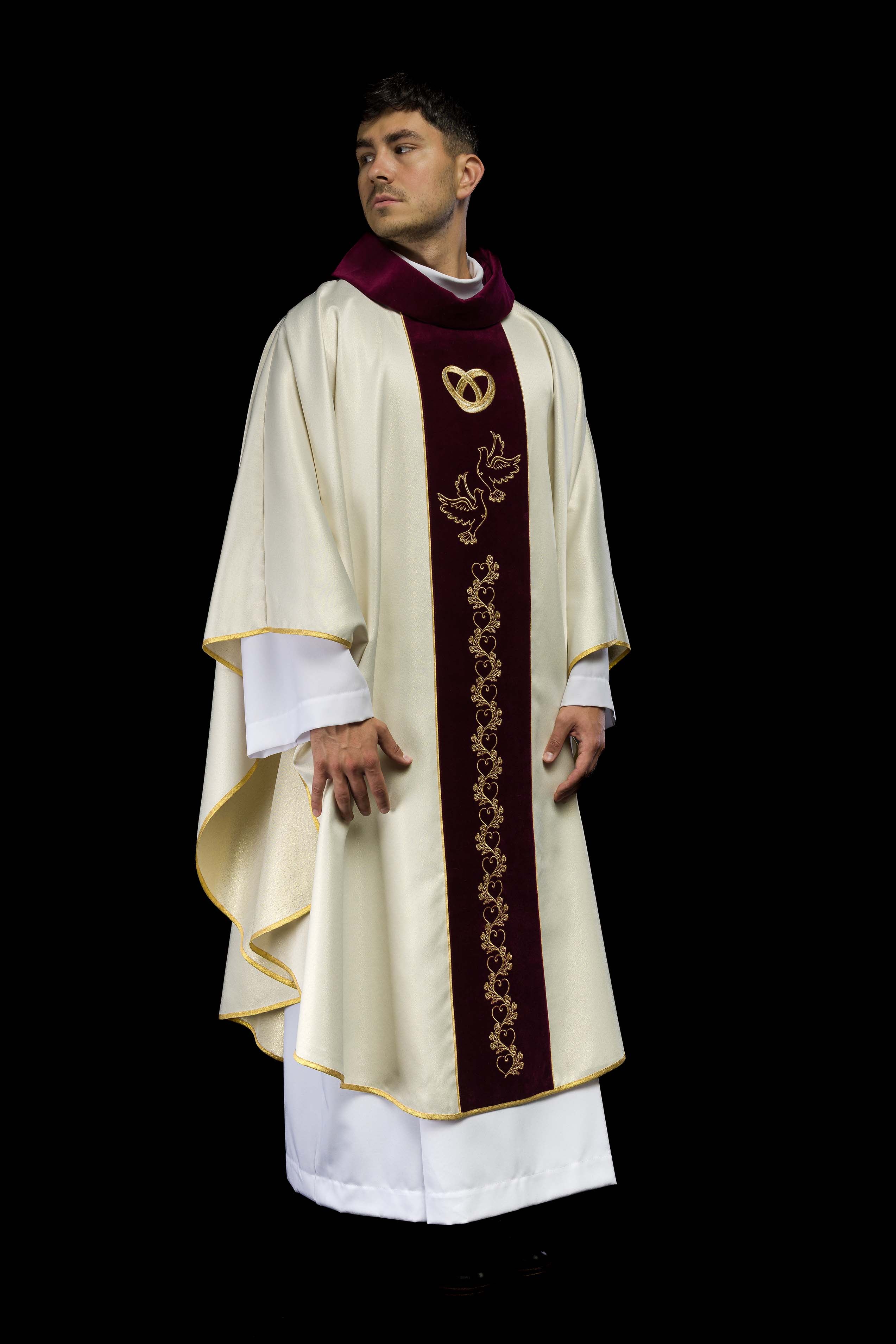 Ornat Ślubny w kolorze ecru z czerwonym aksamitnym pasem - ORNATY.PL