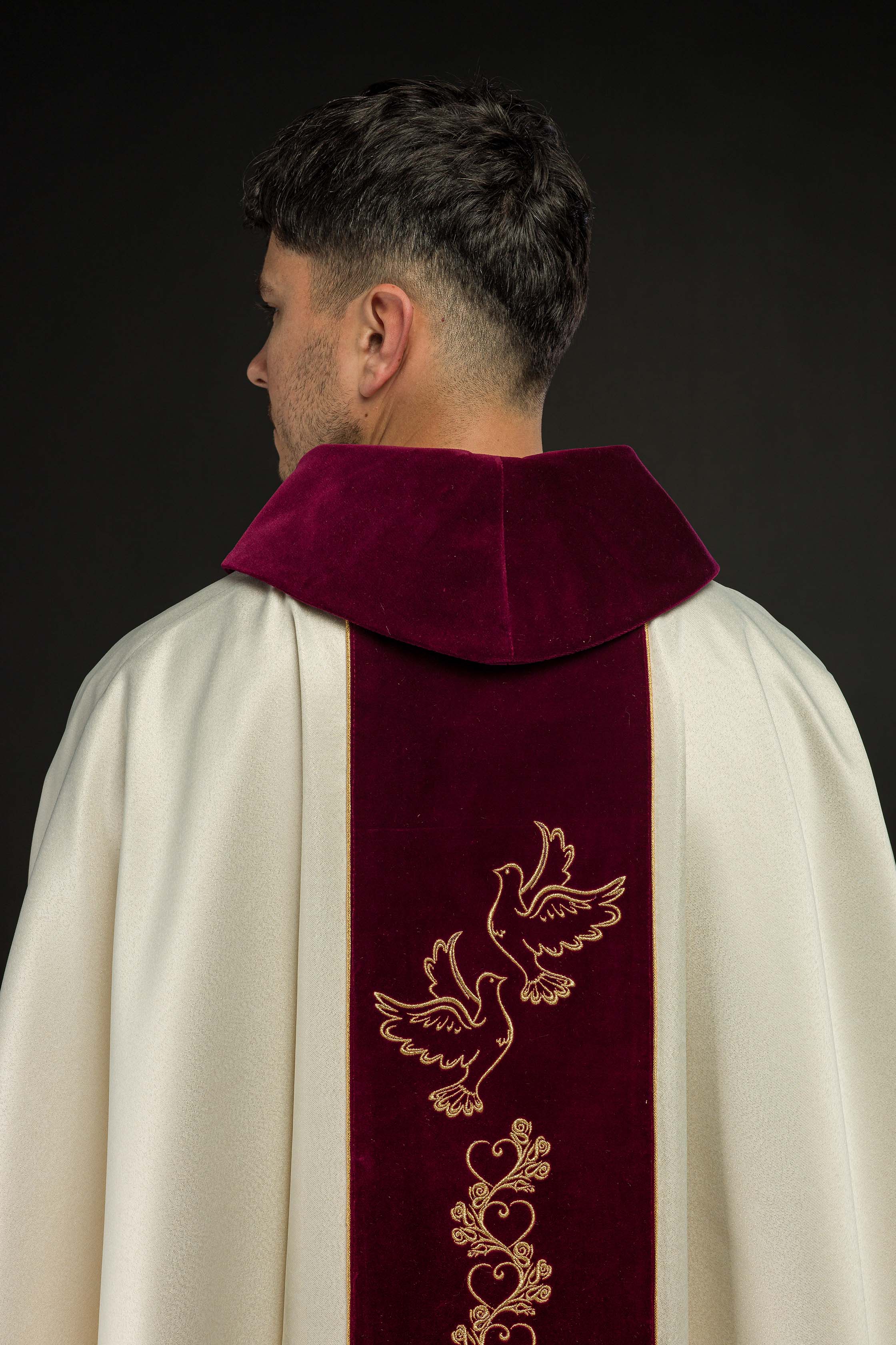 Ornat Ślubny w kolorze ecru z czerwonym aksamitnym pasem - ORNATY.PL