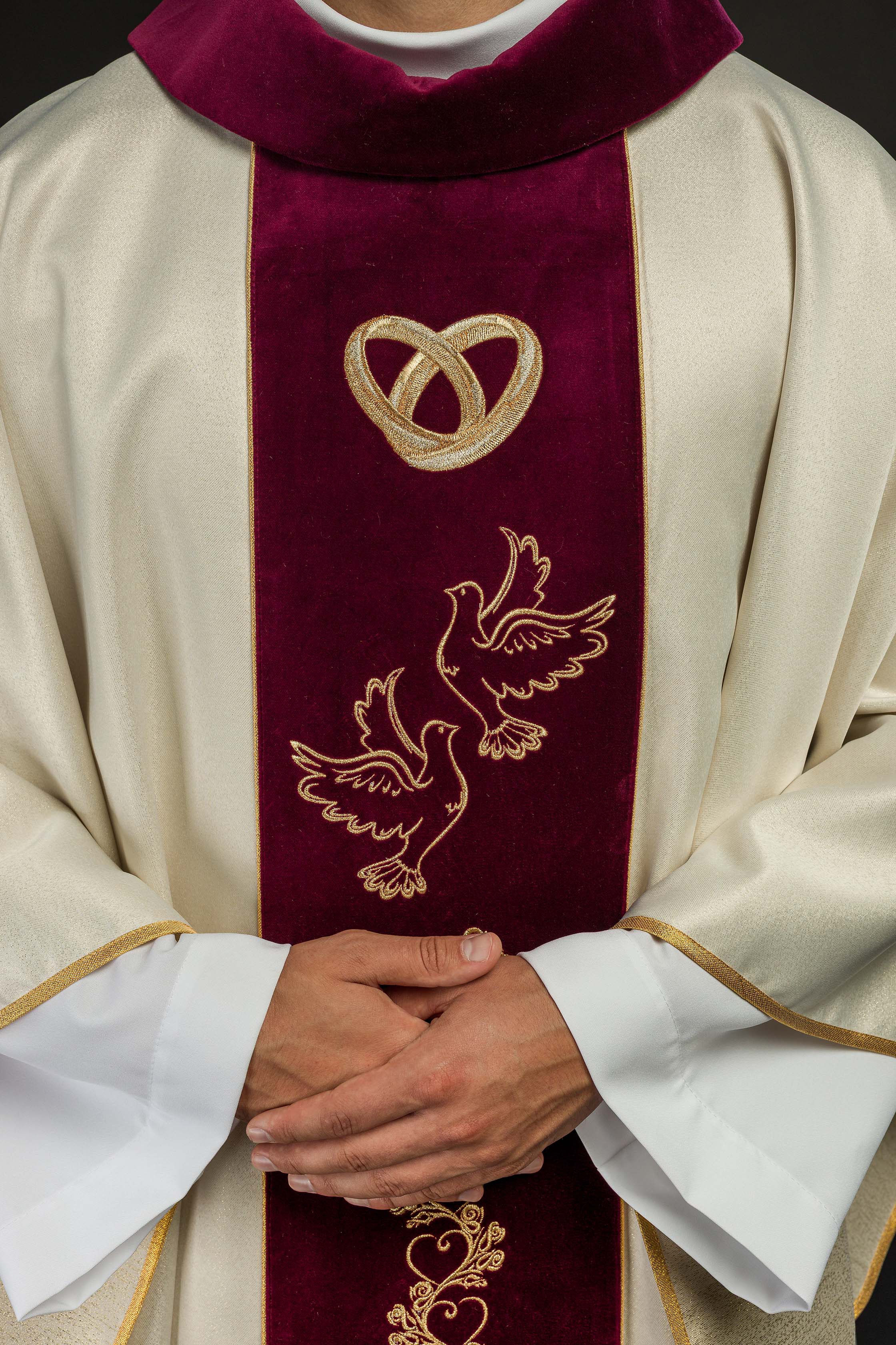 Ornat Ślubny w kolorze ecru z czerwonym aksamitnym pasem - ORNATY.PL