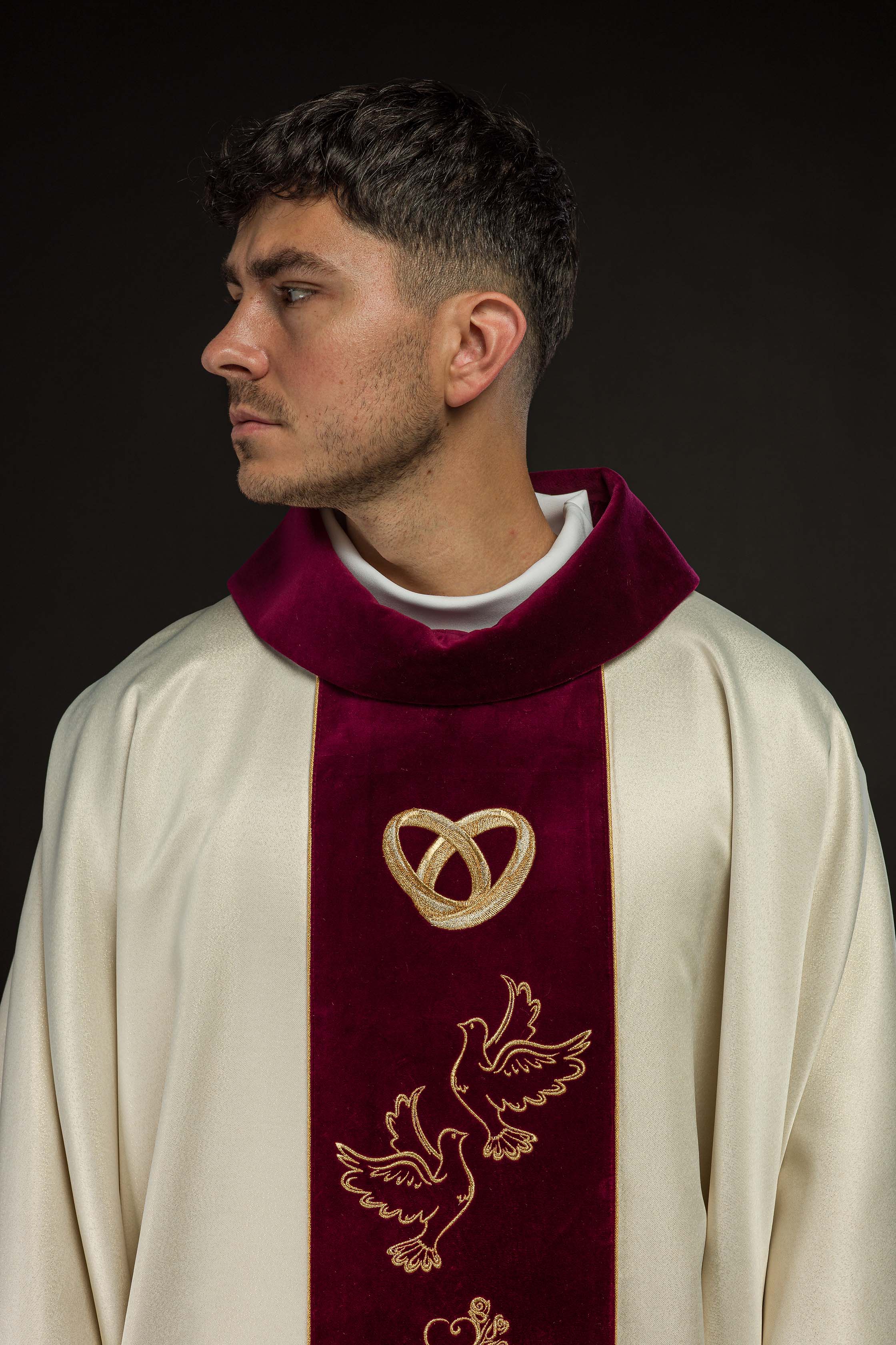 Ornat Ślubny w kolorze ecru z czerwonym aksamitnym pasem - ORNATY.PL