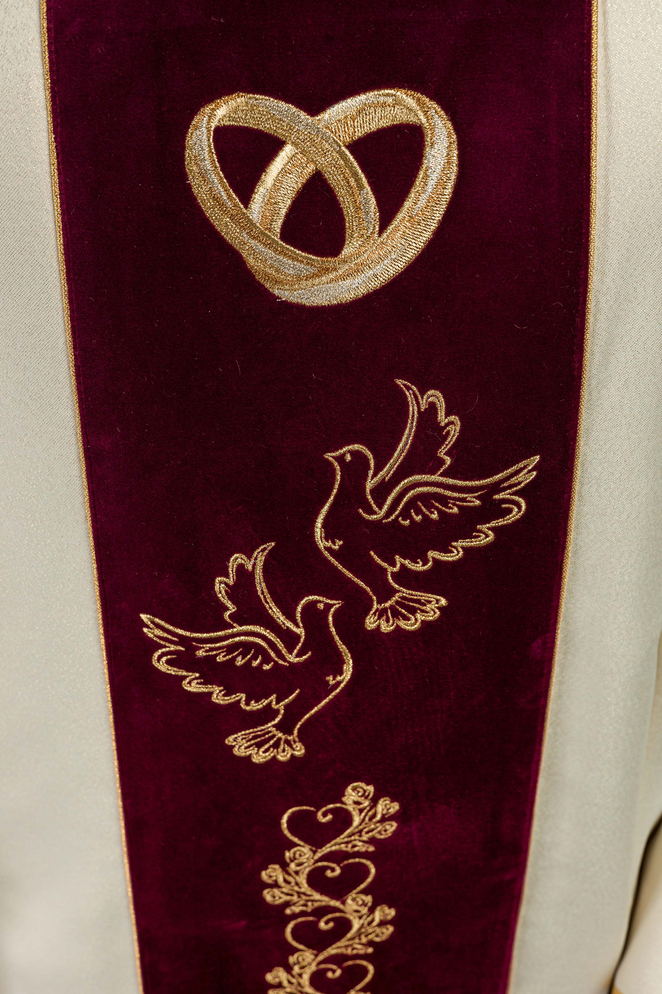 Ornat Ślubny w kolorze ecru z czerwonym aksamitnym pasem - ORNATY.PL